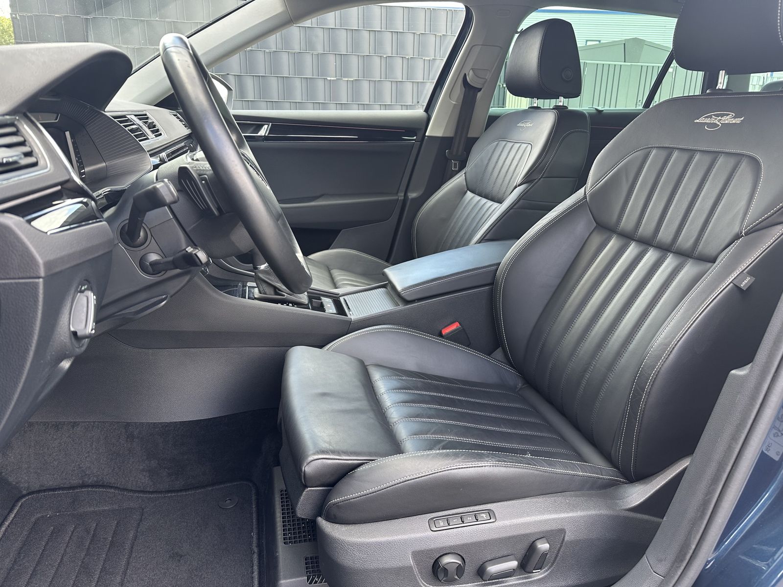 Fahrzeugabbildung SKODA Superb Combi 1.4 TSI iV DSG L&K NAV+LED+AHK+360°