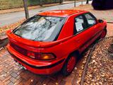 Mazda 323F  Oldtimer-KultAuto mit Schlafaugen, in rot - Mazda 323: Sportwagen