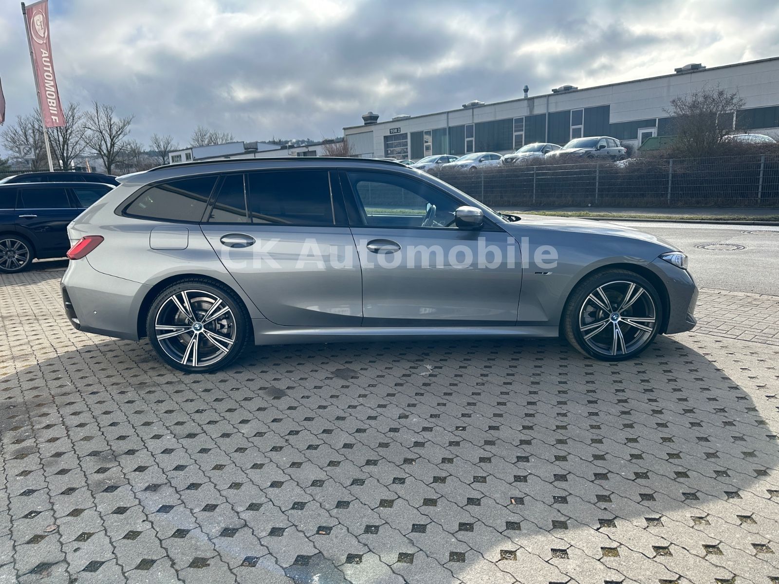 Fahrzeugabbildung BMW 330e Touring M-Sport/Navi/Head-Up/LED/Kam/AHK