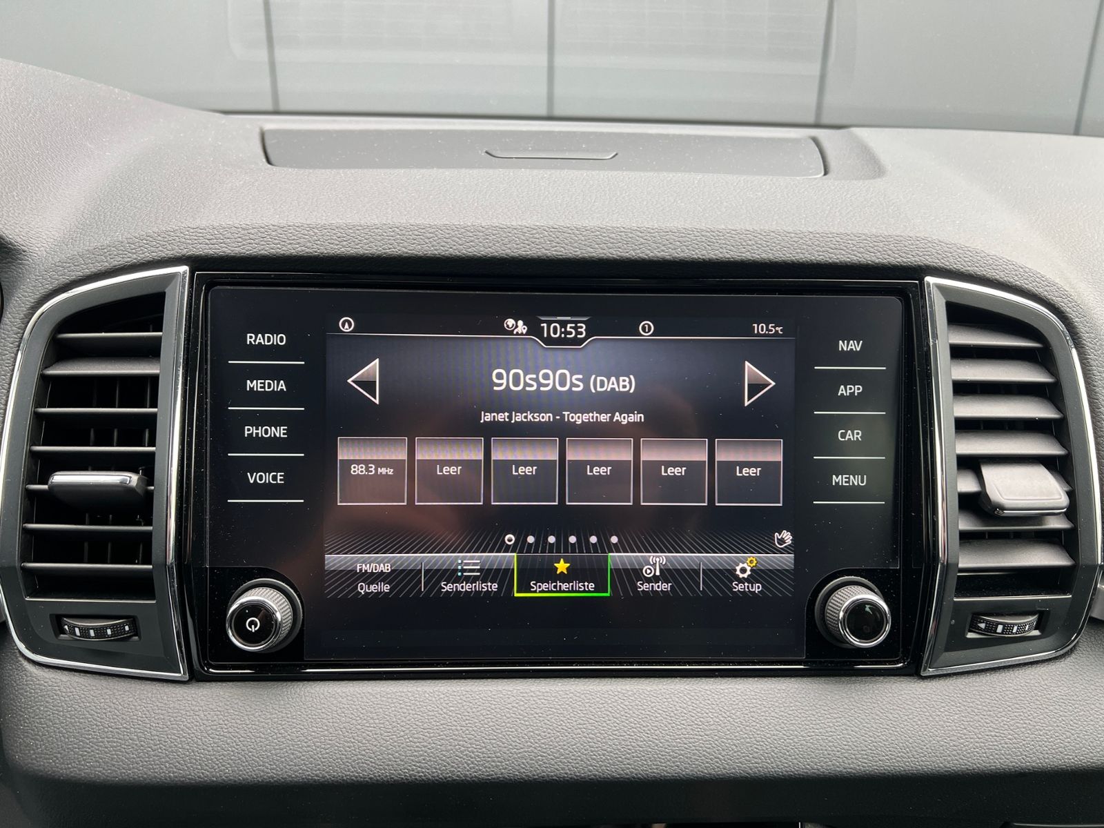 Fahrzeugabbildung SKODA Karoq TOUR 1.0 TSI *Sitzheiz.,beheizb.Fronts.,GR