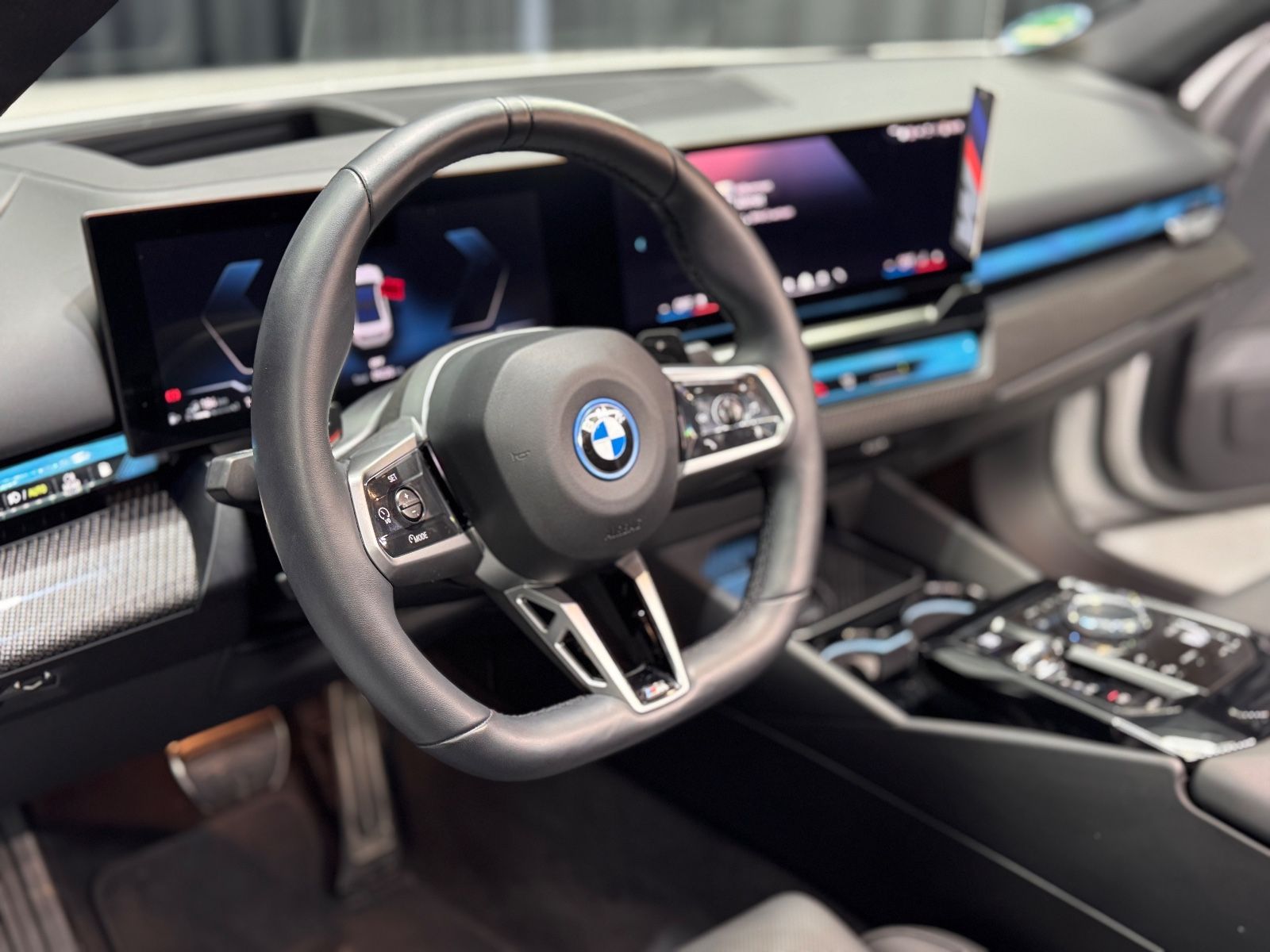 Fahrzeugabbildung BMW 550e Lim. xDrive M SPORT|CARBON|PANO|21 ZOLL|