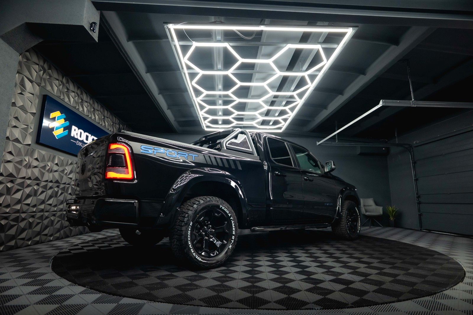 Fahrzeugabbildung Dodge RAM 5.7 V8 HEMI 4x4 OFFROAD Night-Paket LONGBED