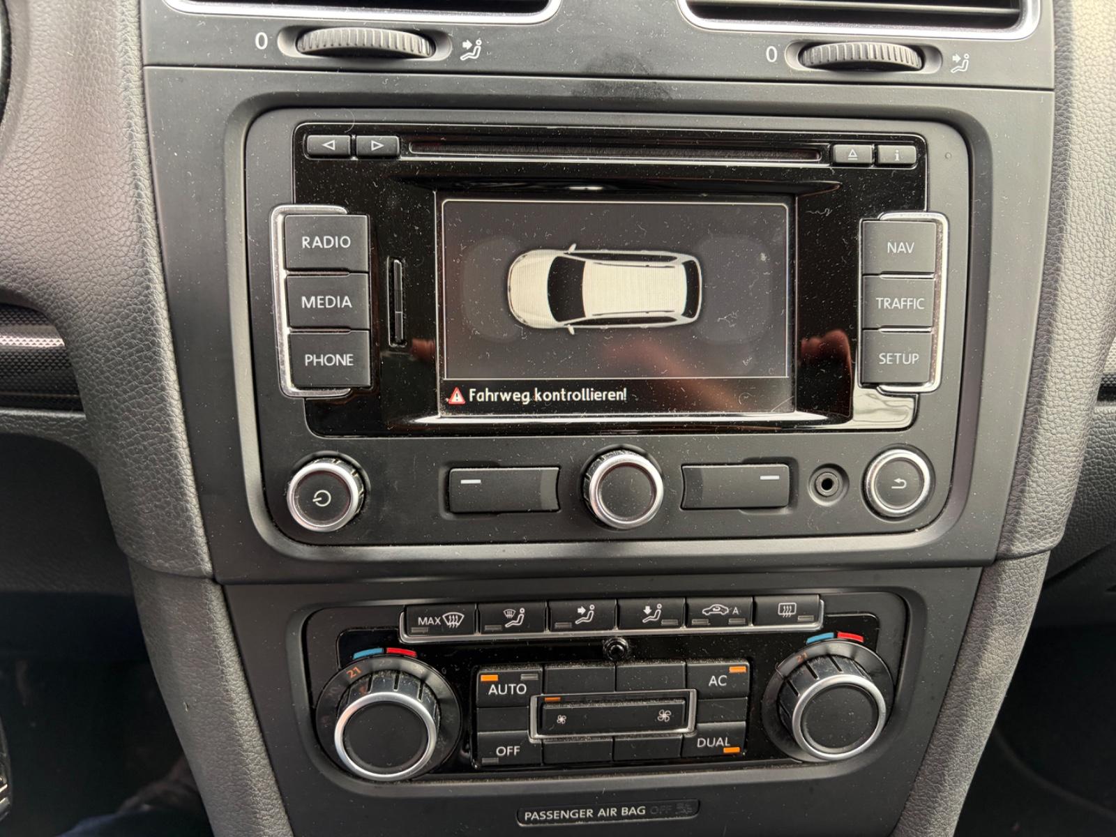 Volkswagen Golf 2010 — interior