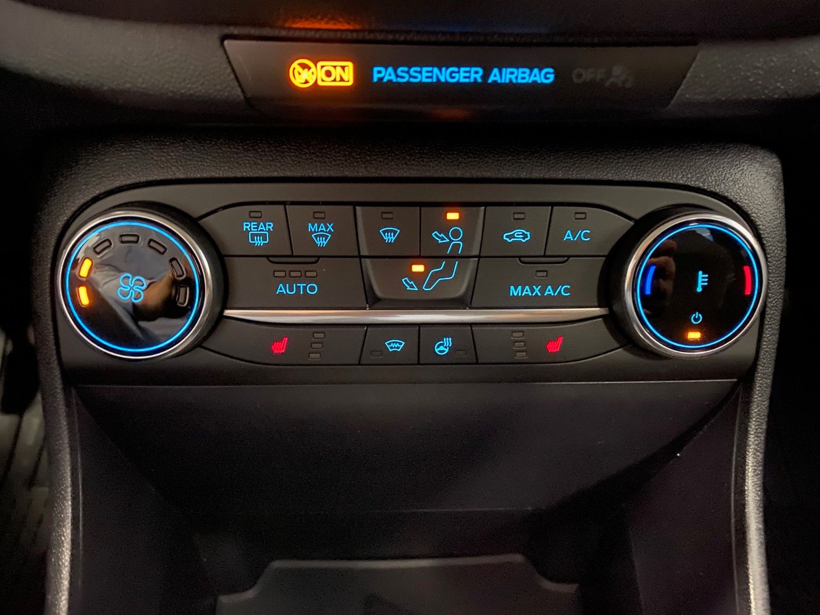 Fahrzeugabbildung Ford Fiesta 1.0 EcoBoost Titanium+LED+ALLWETTER+I-ACC