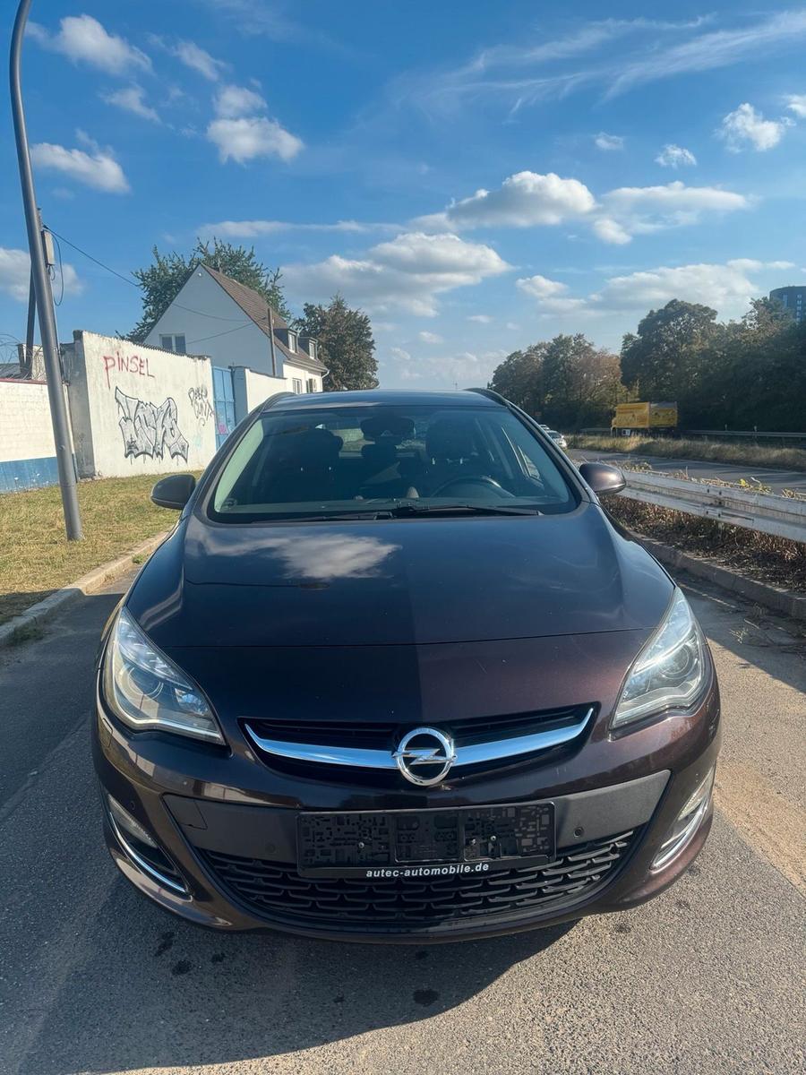 Opel Astra 2014 — rear view