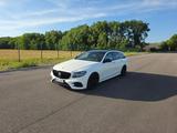 Mercedes-Benz E 400 4MATIC T AMG Line Autom. AMG Line - weiße Mercedes-Benz E 400