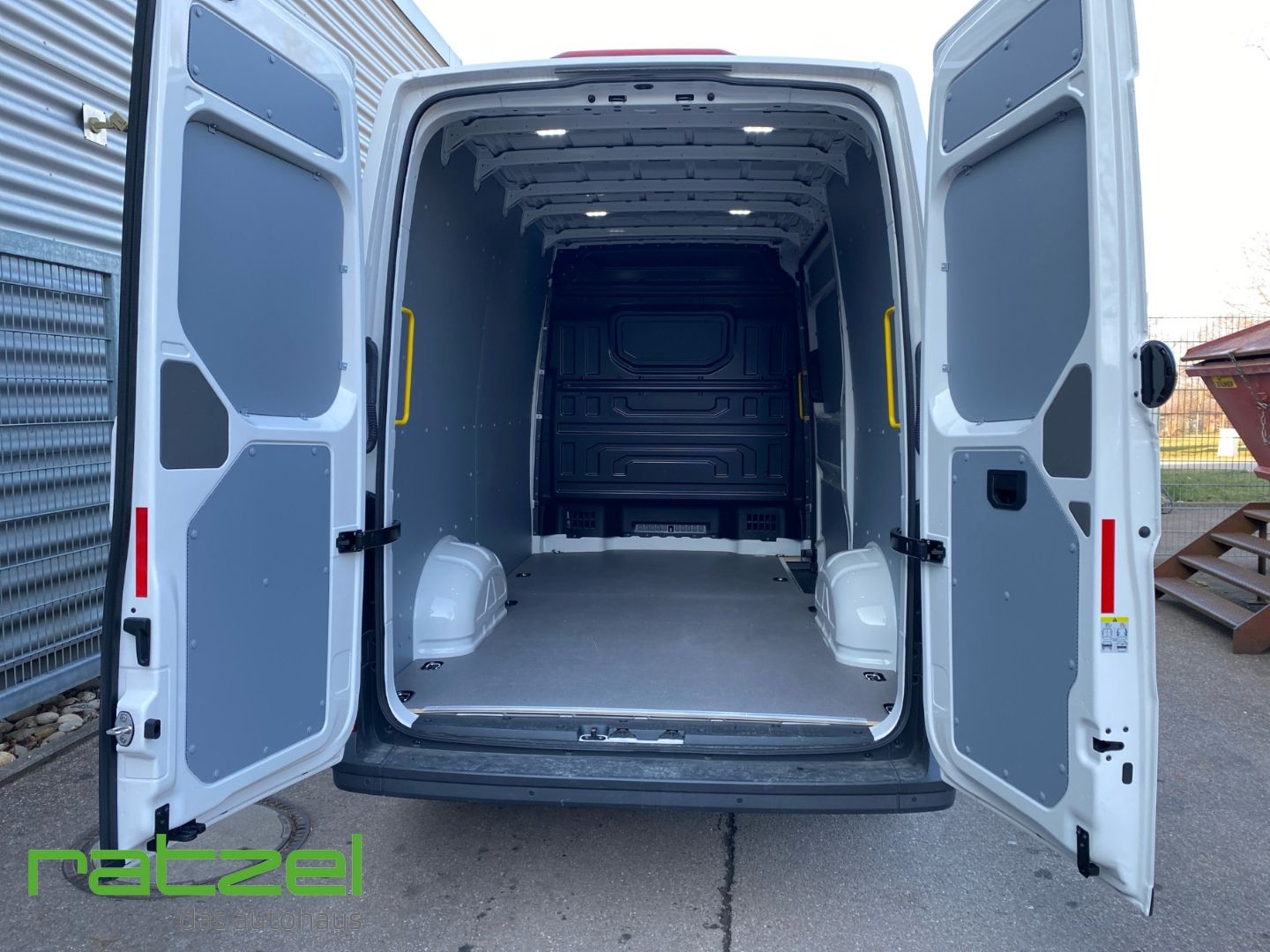 Fahrzeugabbildung Volkswagen Crafter 35 HD Kasten MR -36% auf UPE