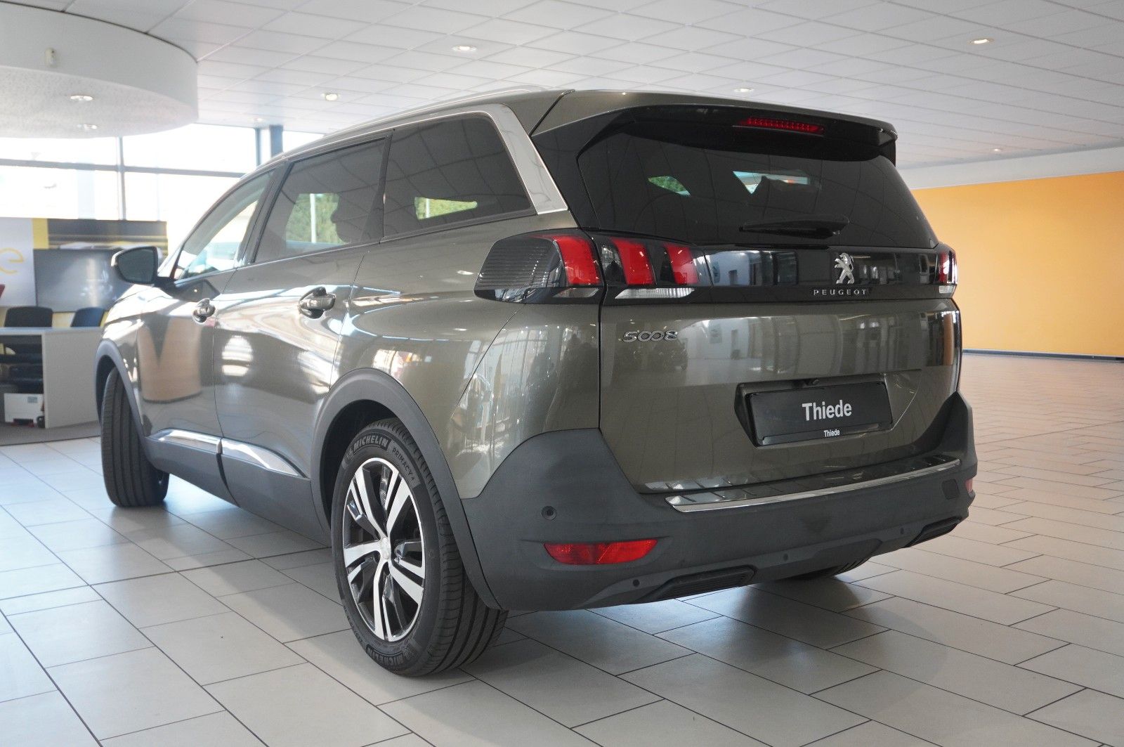 Fahrzeugabbildung Peugeot 5008 1.6D ALLURE 7-SITZER NAVI/KAMERA/SHZ/SPORT