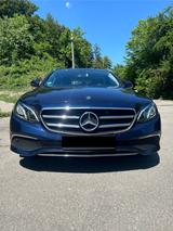 Mercedes-Benz E 220 d T Autom. - - Mercedes-Benz E 220 mit Diesel-Antrieb: Blau, Kombi