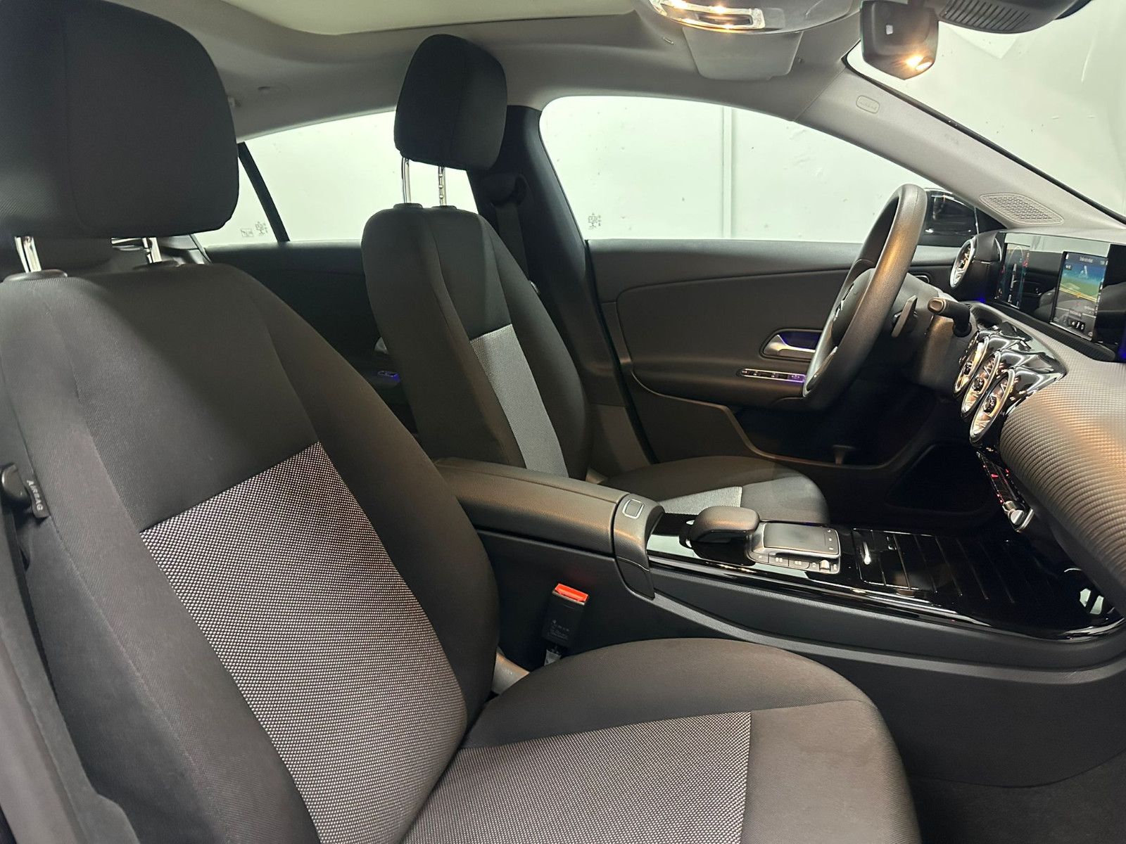 Fahrzeugabbildung Mercedes-Benz CLA 200 SB *KAMERA*AMBILIGHT*PANO*KEYLESS*LED