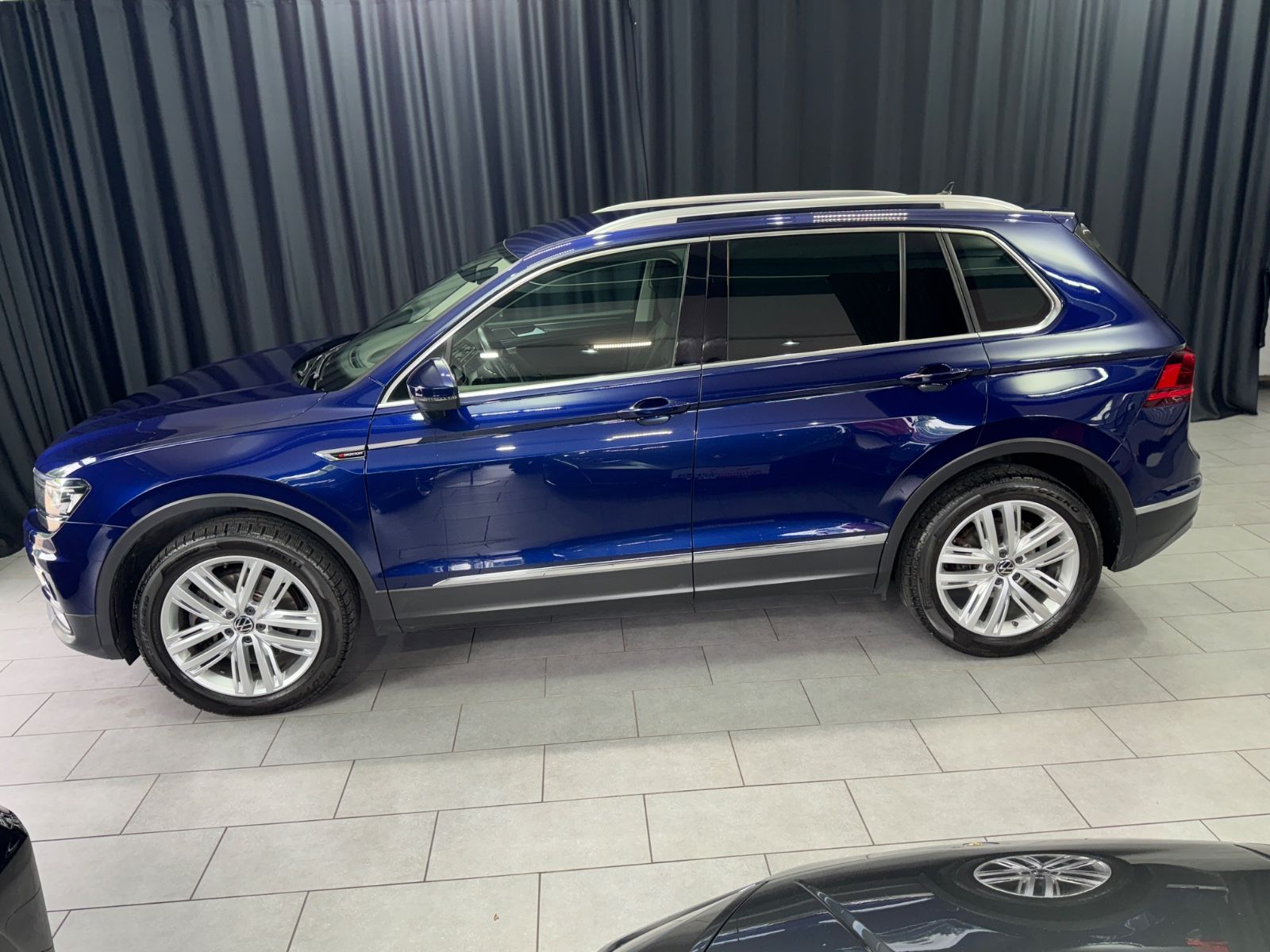 Fahrzeugabbildung Volkswagen Tiguan Highline 4Motion|MASSAGE|AHK|HEAD-UP|DSG|
