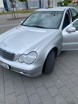 Mercedes-Benz 320 - silberne Mercedes-Benz 320