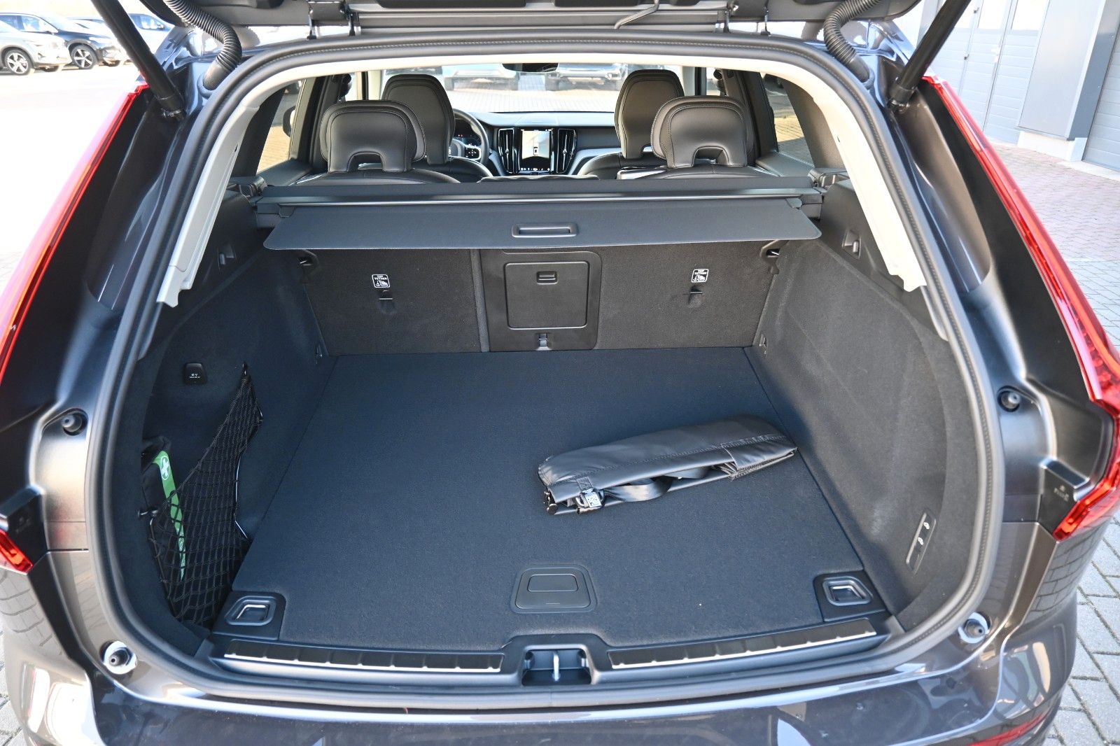 Fahrzeugabbildung Volvo XC60 B5 AWD Plus Dark*H&K*LUFT*360°* ACC