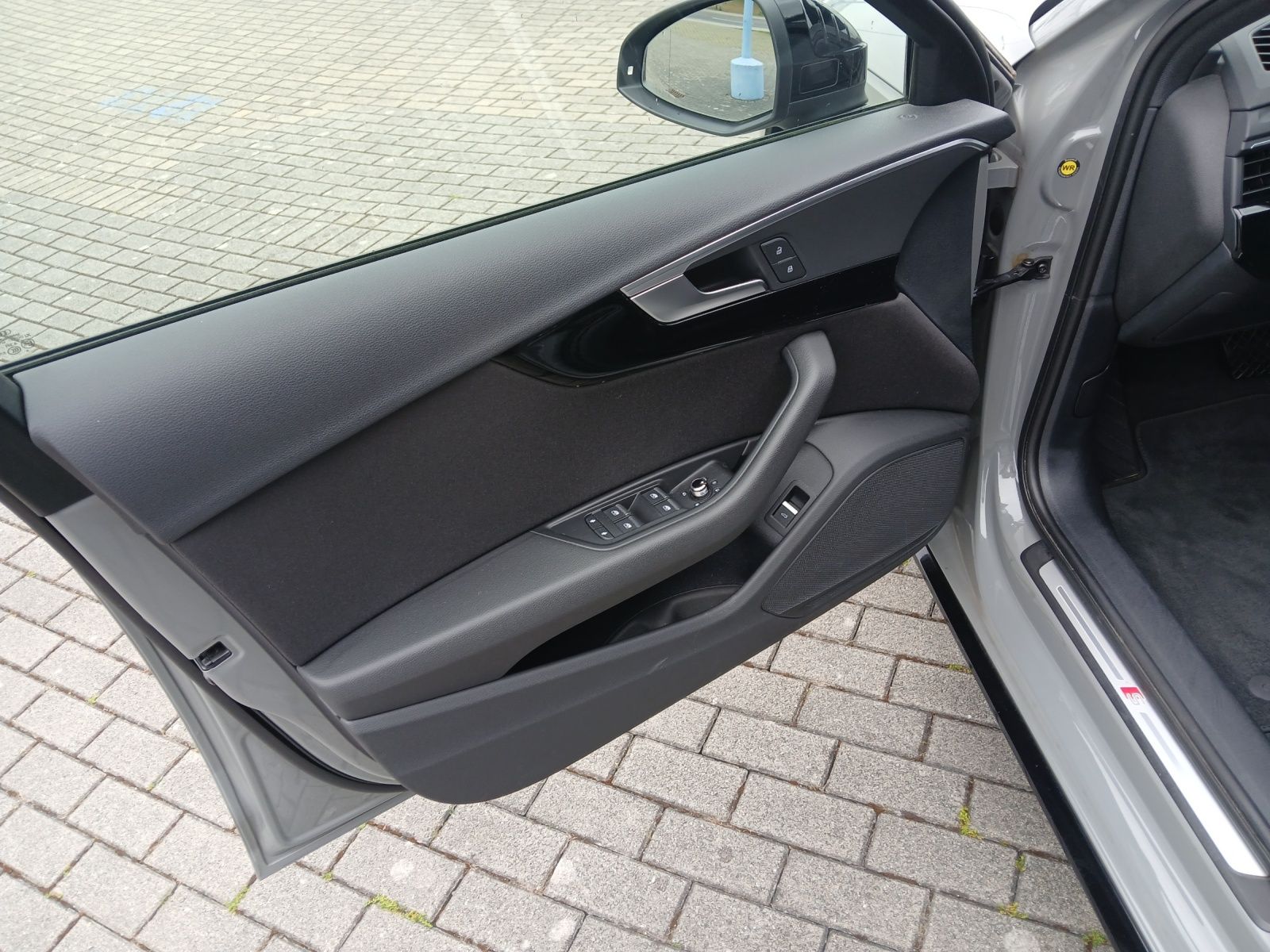 Fahrzeugabbildung Audi A4 TFSI sport S-Line-Black LED AHK Navi AVC ACC