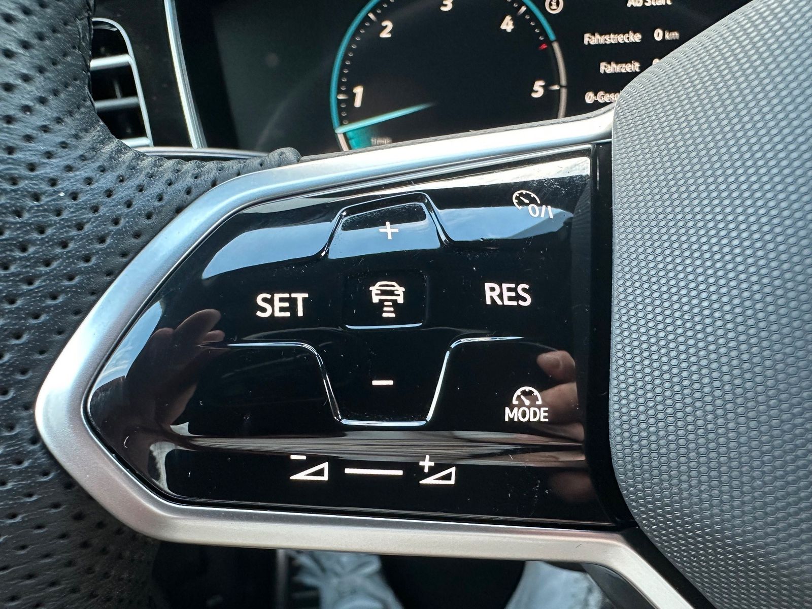 Fahrzeugabbildung Volkswagen Touareg 3.0 V6 TDI 4M R-Line NAV+LED+20ZOLL+AHK