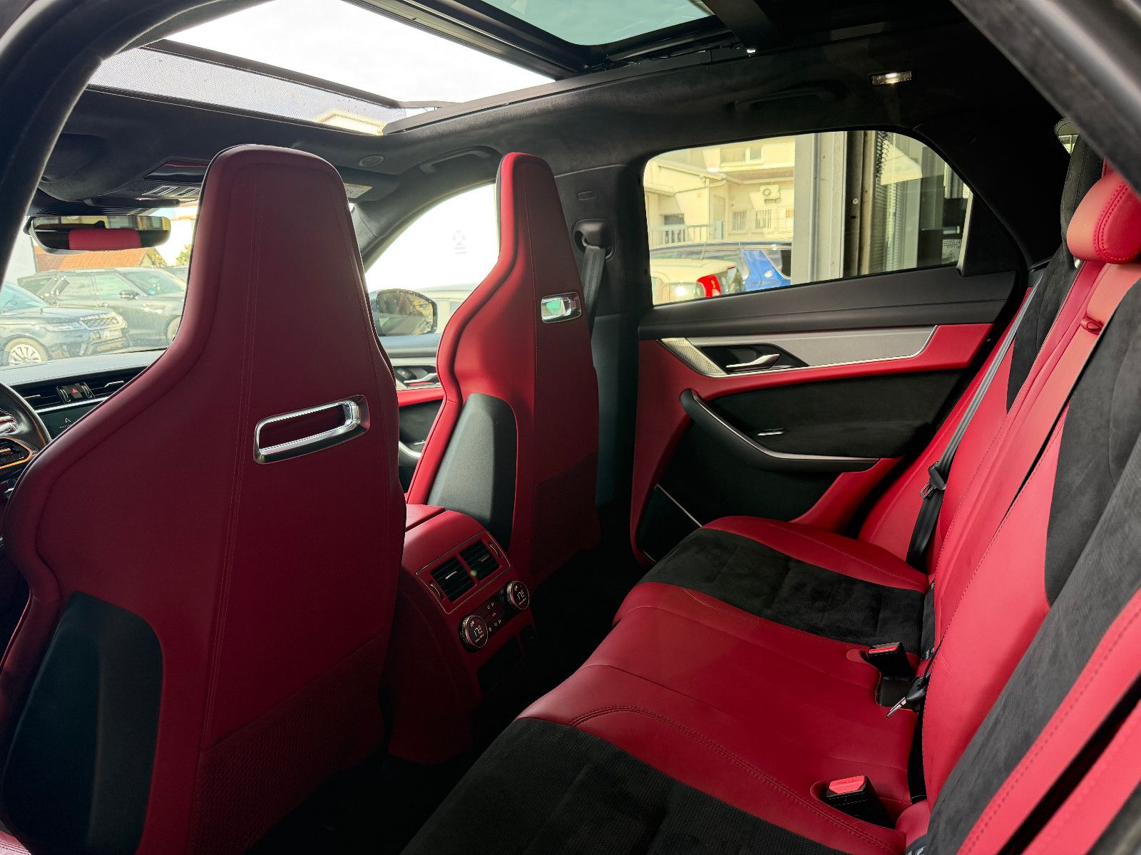 Fahrzeugabbildung Jaguar F-PACE SVR /PANO/MERIDIAN/HUD/360°KAM/MEMORY