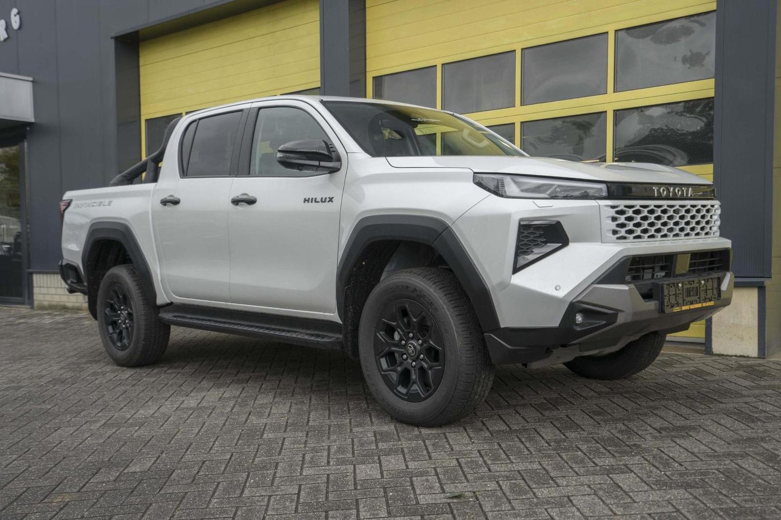Toyota Hilux 2.8 D-4D Hybrid Invincible JBL Pearl White