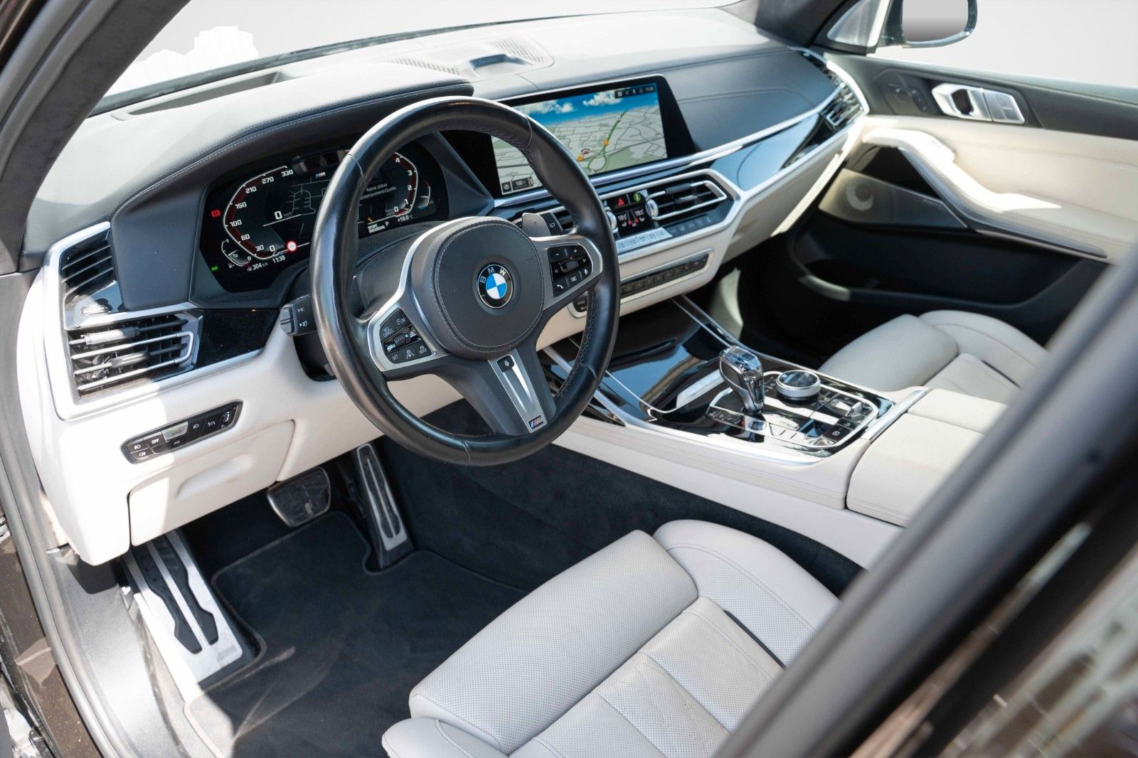 Fahrzeugabbildung BMW X7 M50i HUD B&W VOLL SHADOW LED TV CARBON 22"