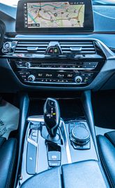 Fahrzeugabbildung BMW 520d Touring Sport Line HUD|LED|SHZ|NAVI|SPUR