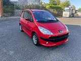 Peugeot 1007 TÜV Neu Scheckheftgepflegt Rentnernfahrzeug - rote Peugeot 1007