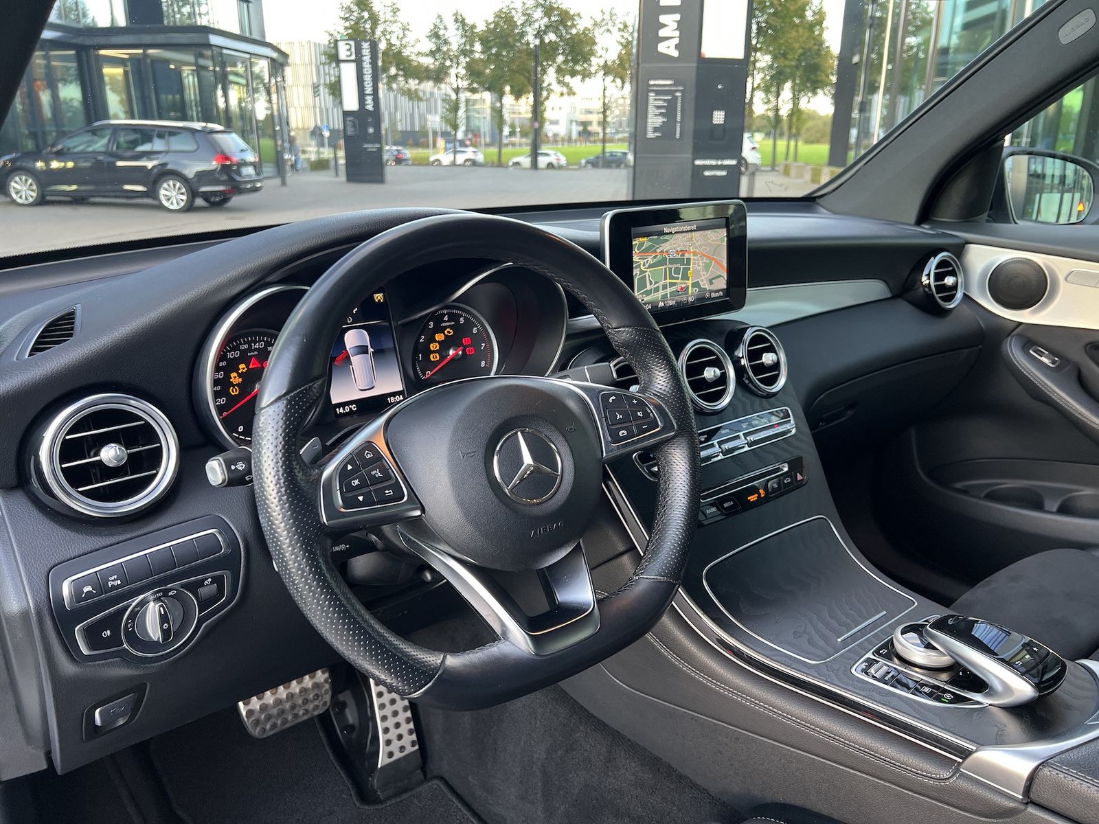 Fahrzeugabbildung Mercedes-Benz GLC 250 4Matic AMG NAVI/LED/AHK/PANO/R-KAMERA