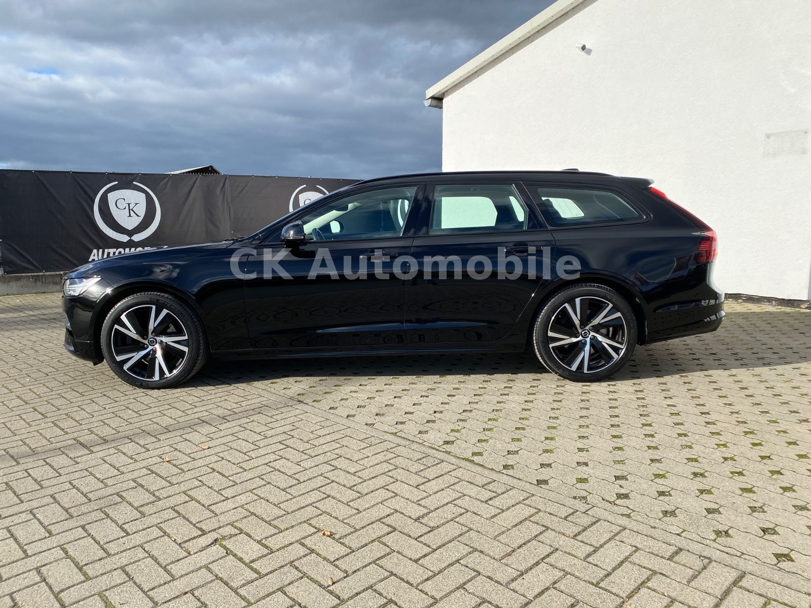 Fahrzeugabbildung Volvo V90 B5 Ultimate Dark AWD/BLIS/Pano/Head-Up/AHK