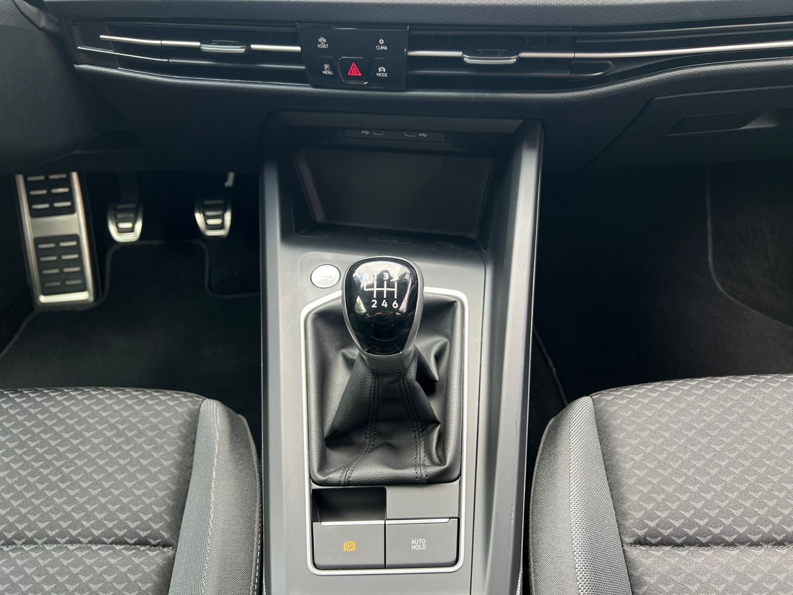 Fahrzeugabbildung Volkswagen Golf VIII Active 1.5 TSI OPF *Garantie, IQ-Drive
