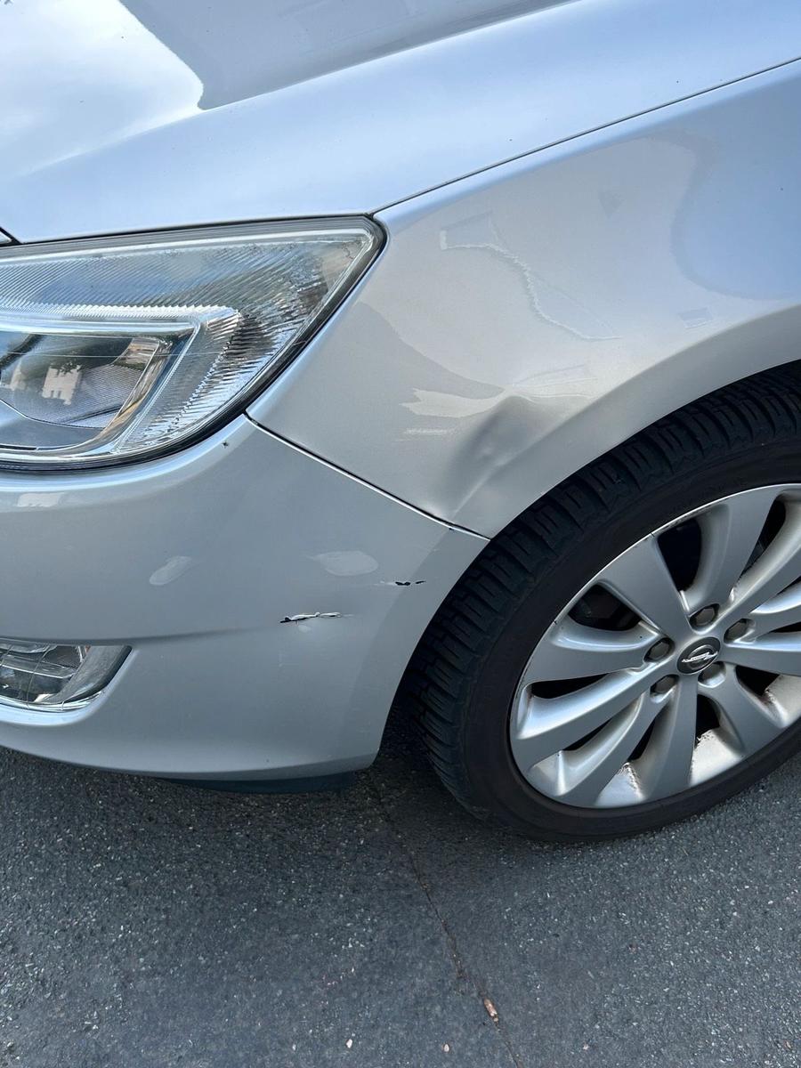 Opel Astra 2011 — rear view