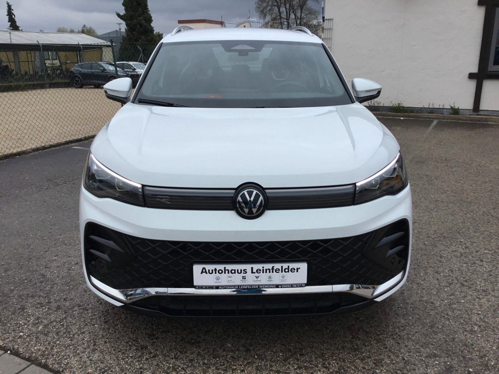 Fahrzeugabbildung Volkswagen Tiguan 1.5 eTSI DSG R-Line+AHK+19"+LED+Navi