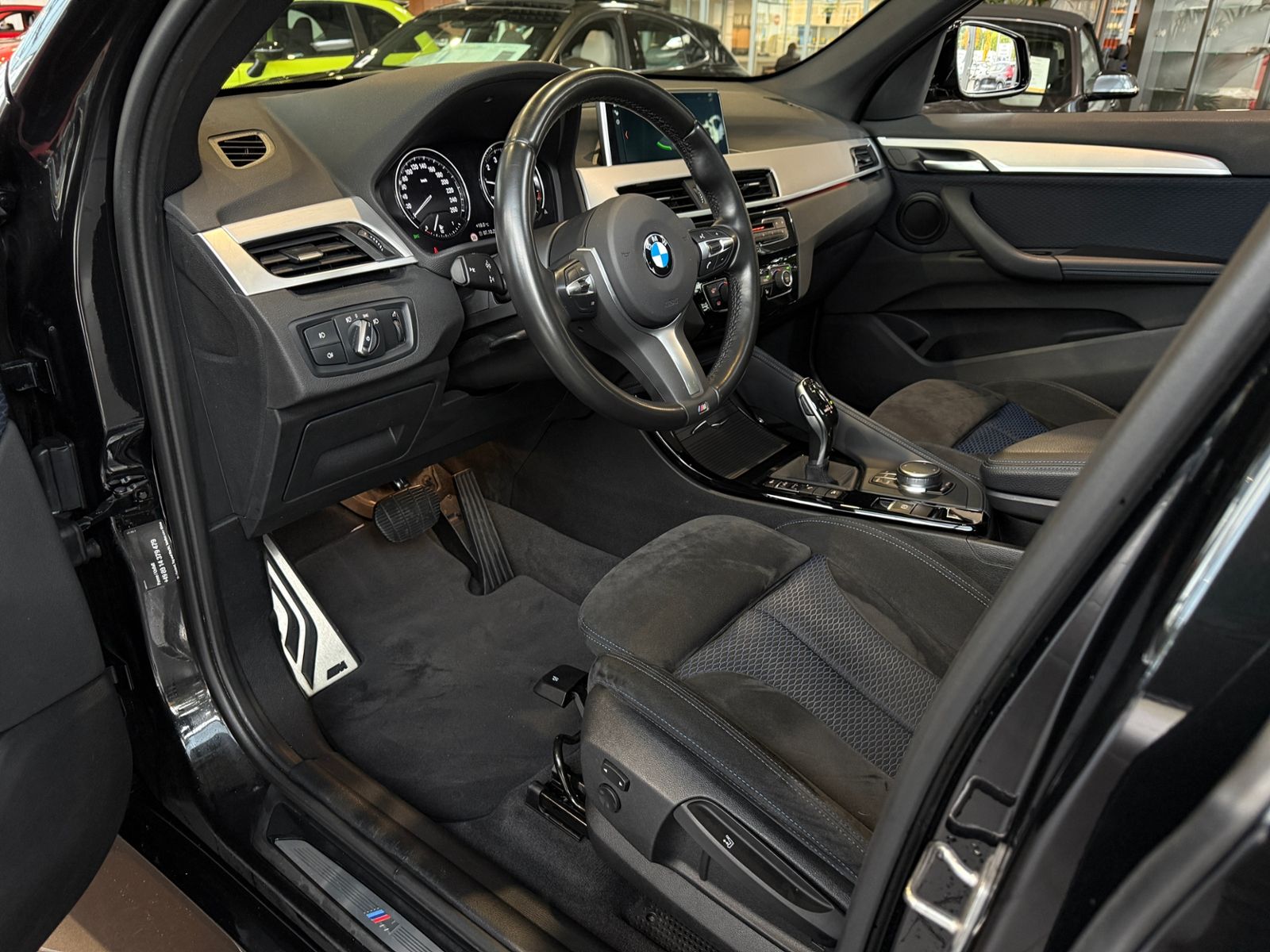 Fahrzeugabbildung BMW X1 xDrive 20 i M Sport PANO AHK HUD LED
