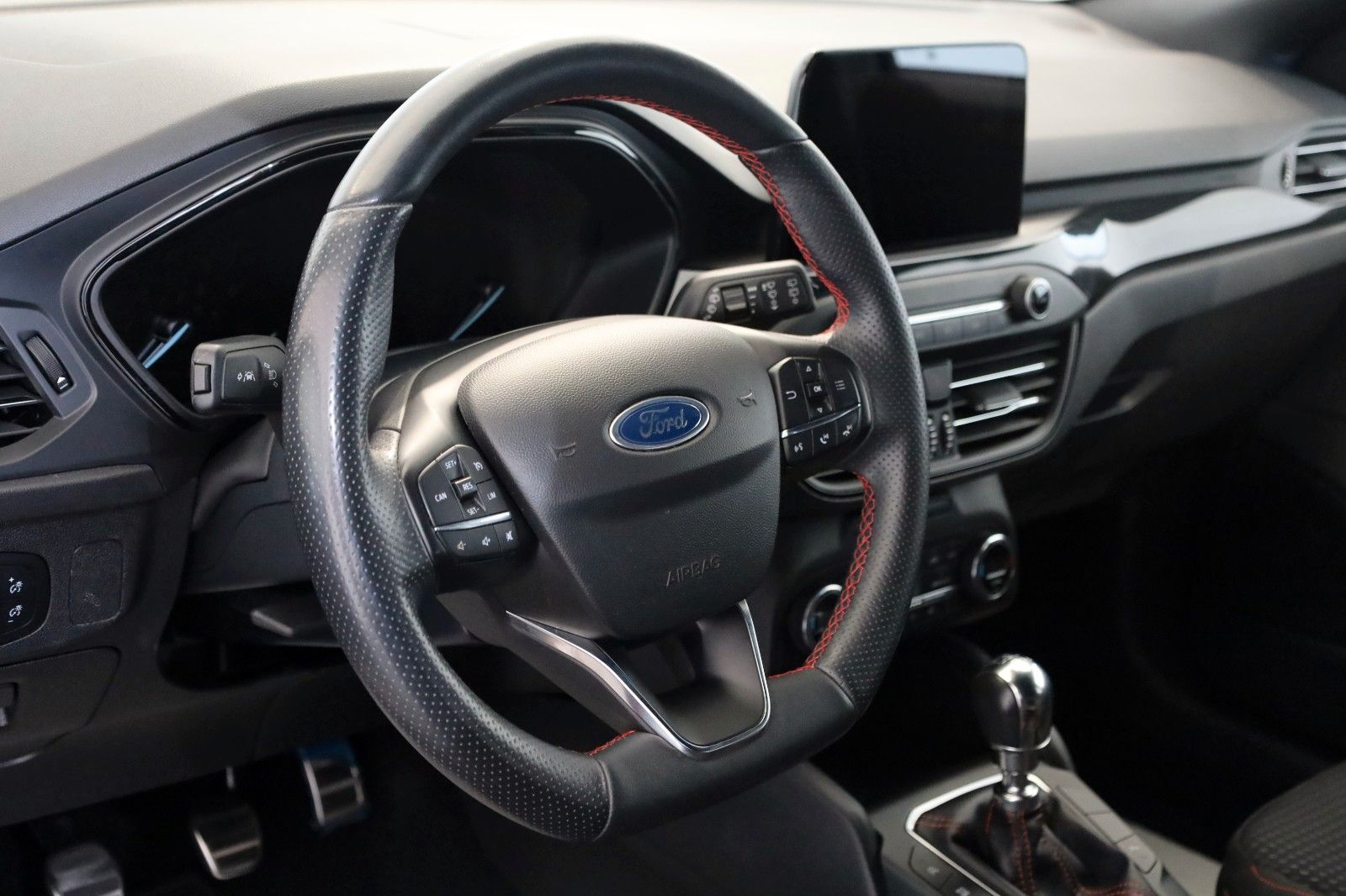 Fahrzeugabbildung Ford Focus Turnier ST-Line Navi,LED,SH,PDC,SR+WR