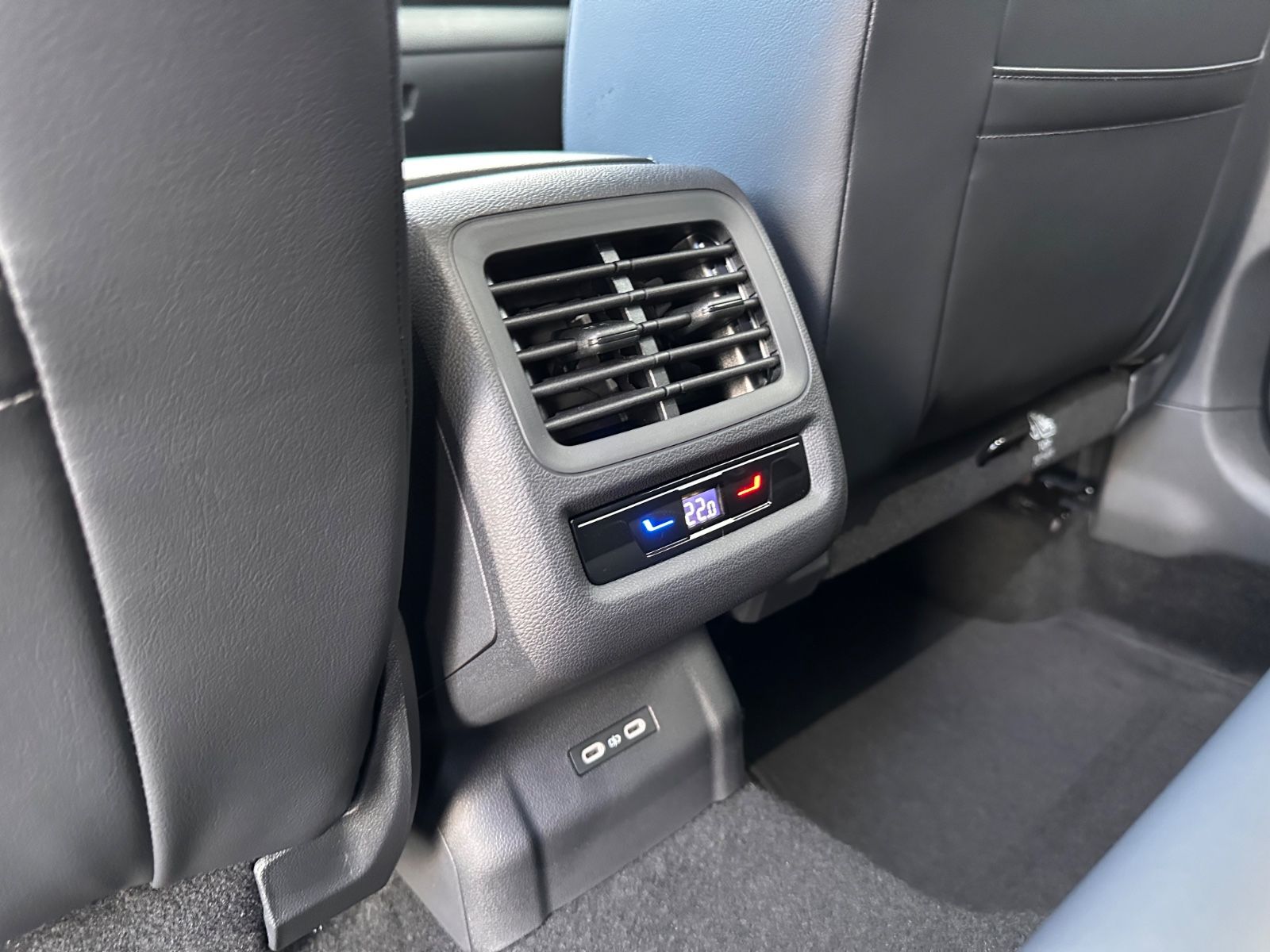 Fahrzeugabbildung Volkswagen T-Roc R Line 1.5 eTSI DSG APP/ACC/AHK/LED/eHeck