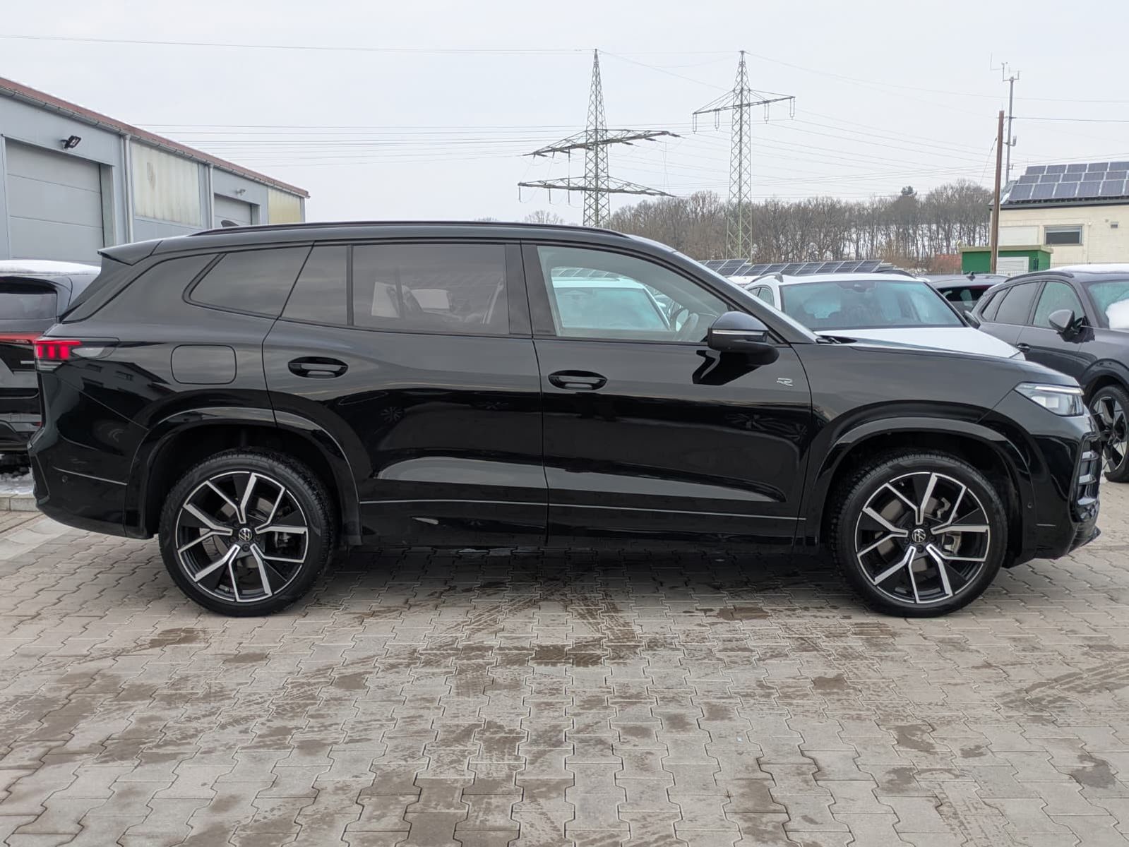 Fahrzeugabbildung Volkswagen Tayron 2.0 TDI 4M R-Line BLACK*7Si*MATRIX*PANO