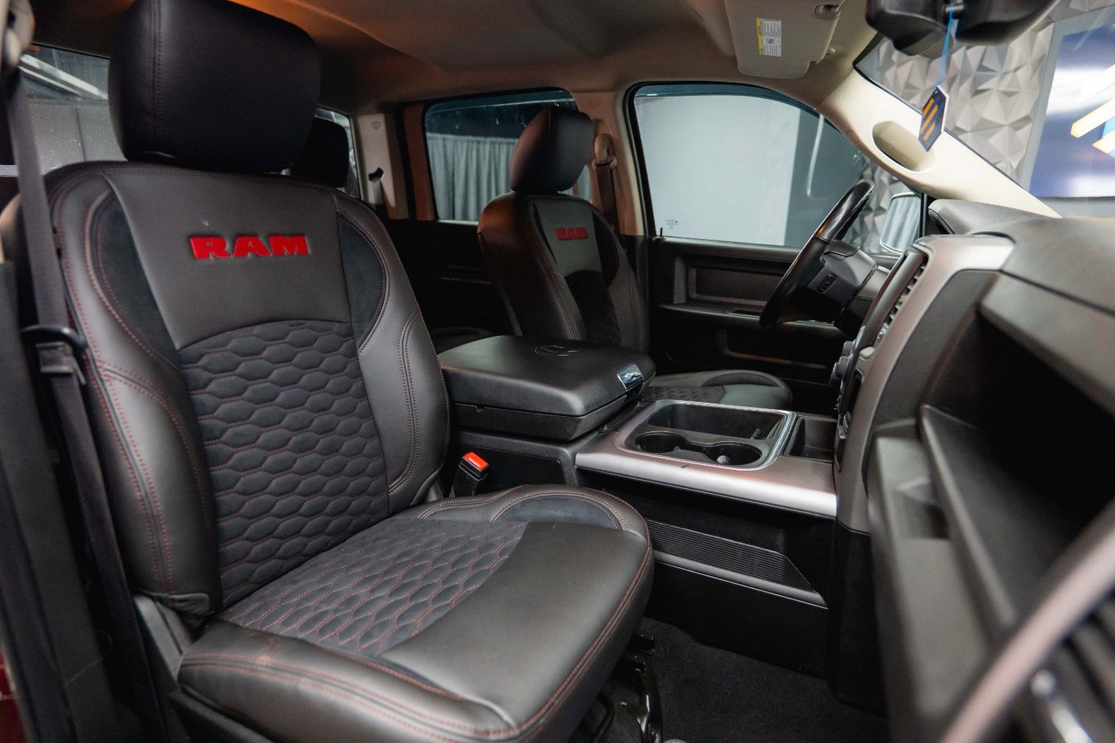 Fahrzeugabbildung Dodge RAM 5.7 V8 HEMI 4x4 OFFROAD Night-Paket *LED*AHK