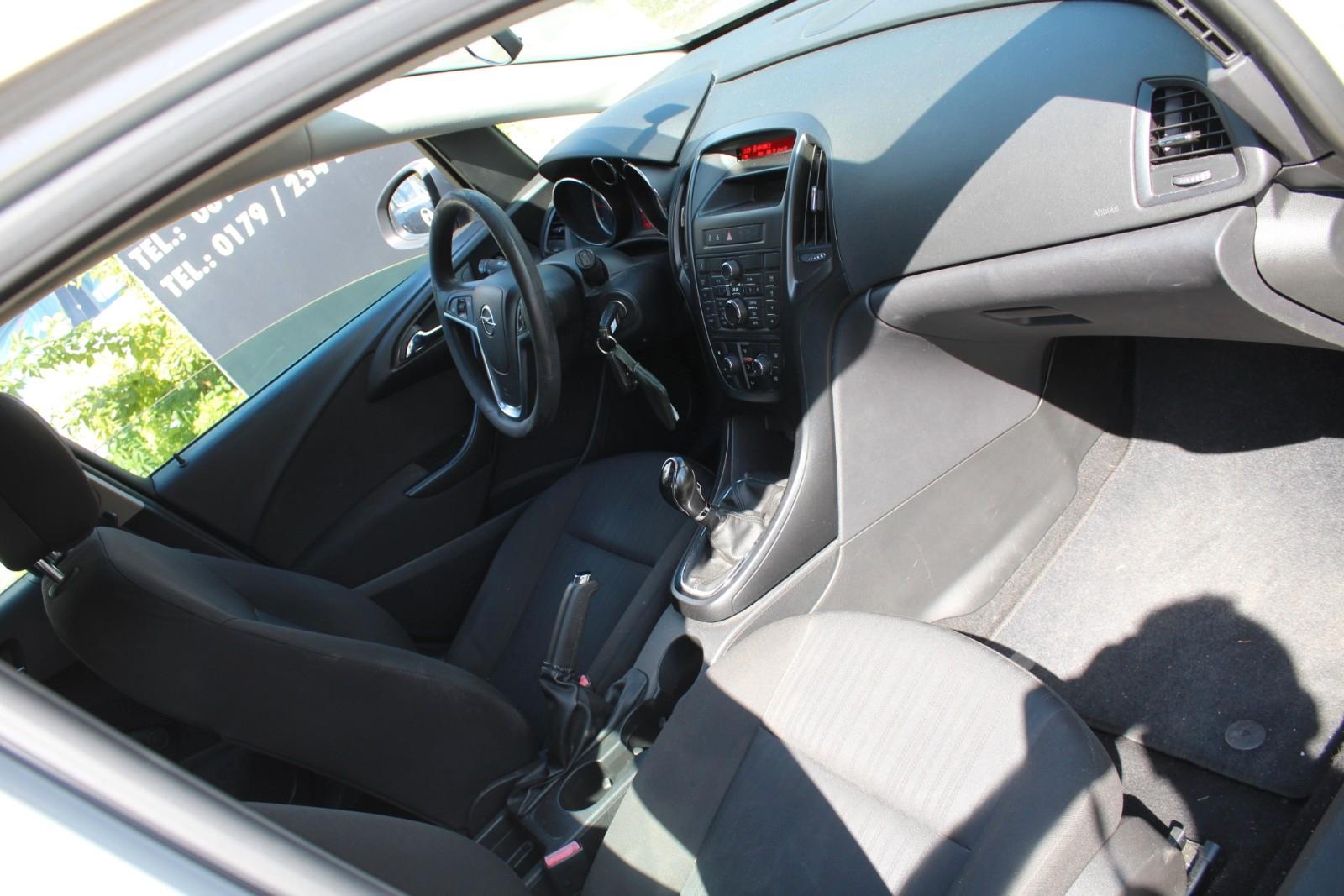 Opel Astra 2011 — photo 10