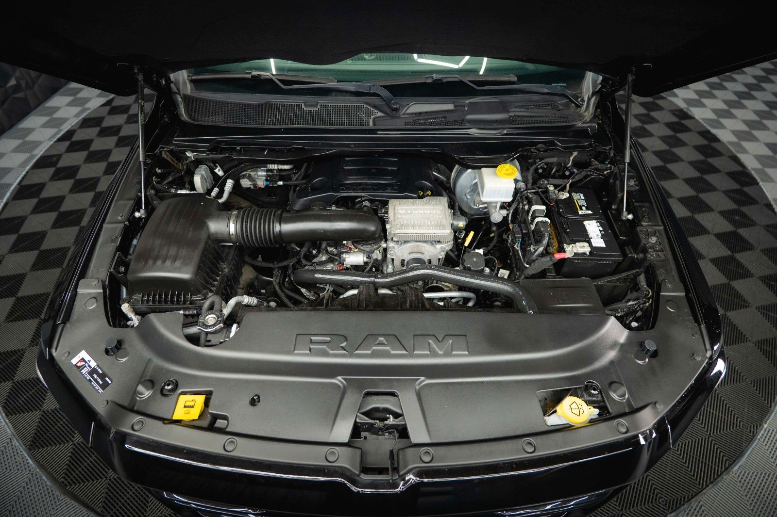 Fahrzeugabbildung Dodge RAM 5.7 V8 HEMI 4x4 OFFROAD Night-Paket *LED*19%