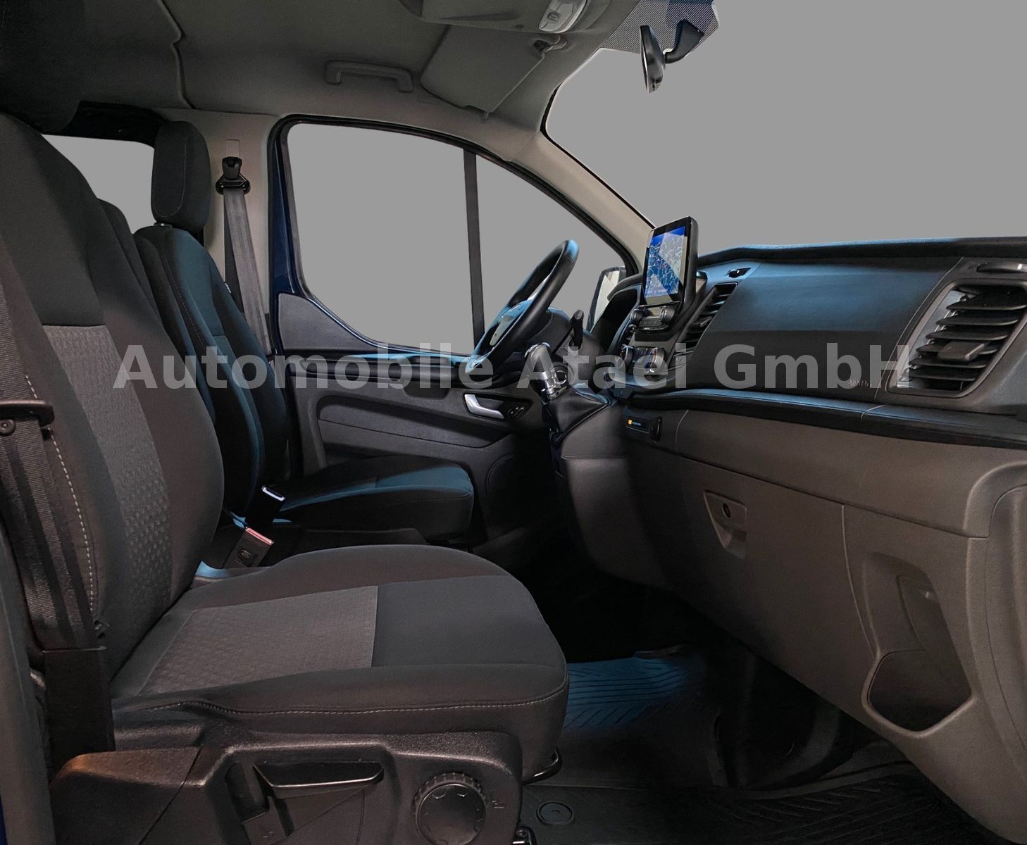 Fahrzeugabbildung Ford Transit Custom 340 L1H1 *8-Sitzer* NAVI (0657)