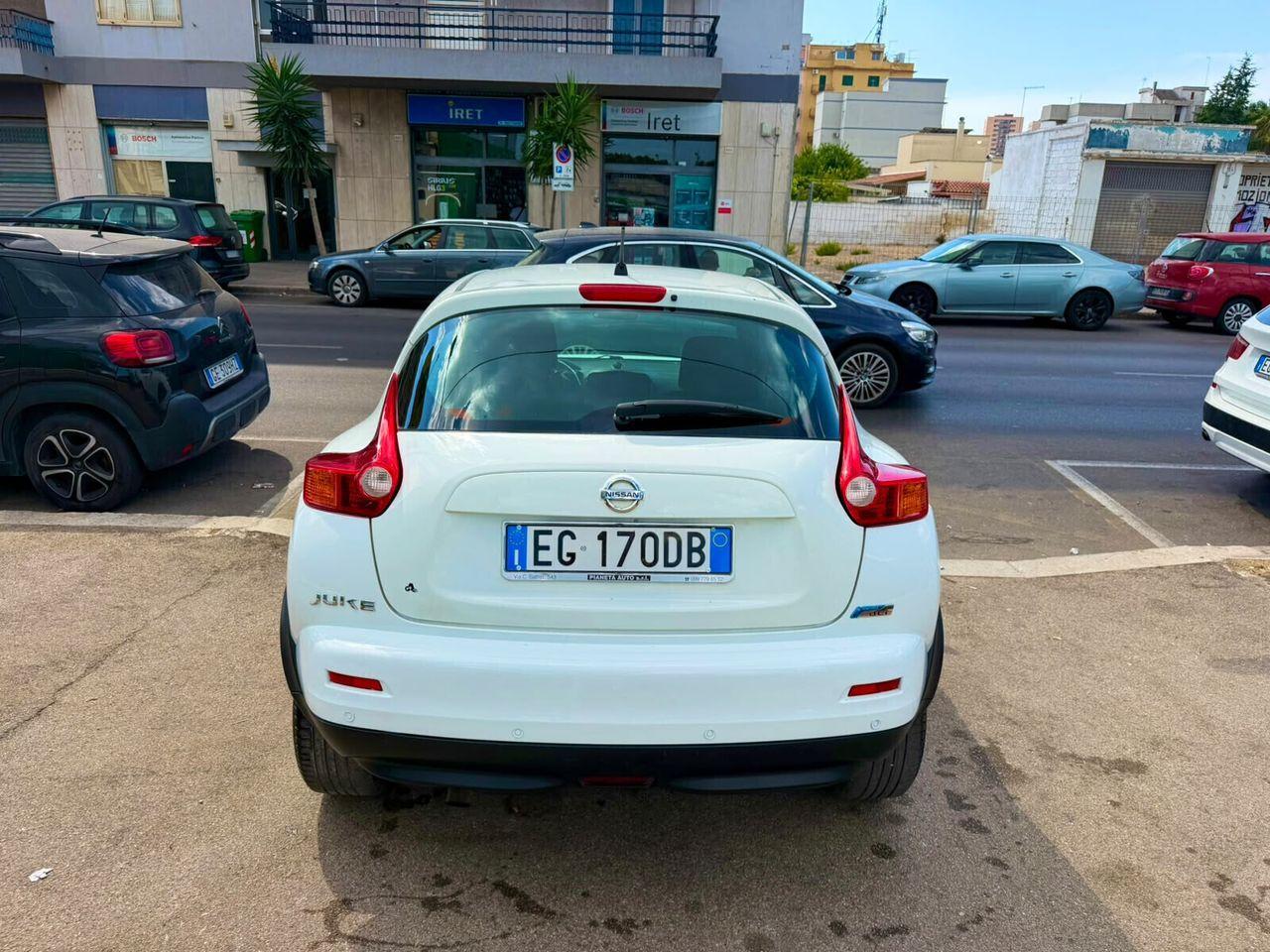 Nissan Juke 2011 — rear view