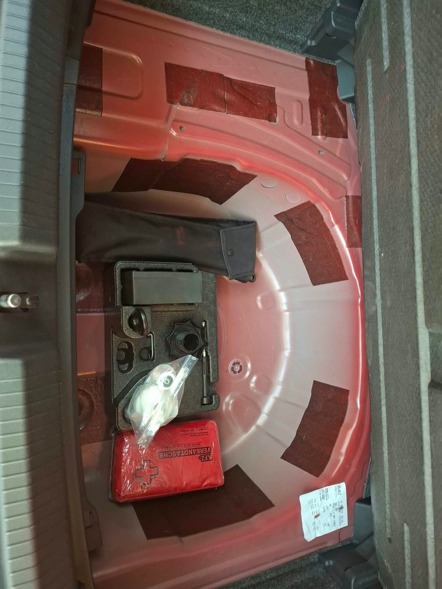 Fahrzeugabbildung Volkswagen Polo Comf. 1,0l +Licht&Sicht+Tempomat+Navigation