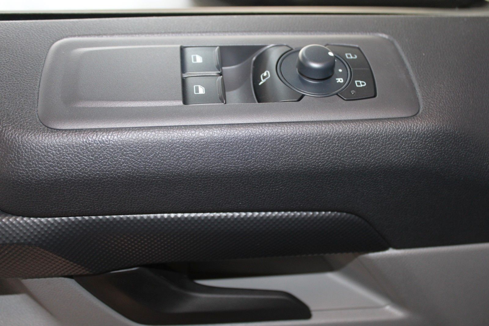 Fahrzeugabbildung Ford Transit Custom TREND 9-Sitzer LED NAVI CAM uvm.