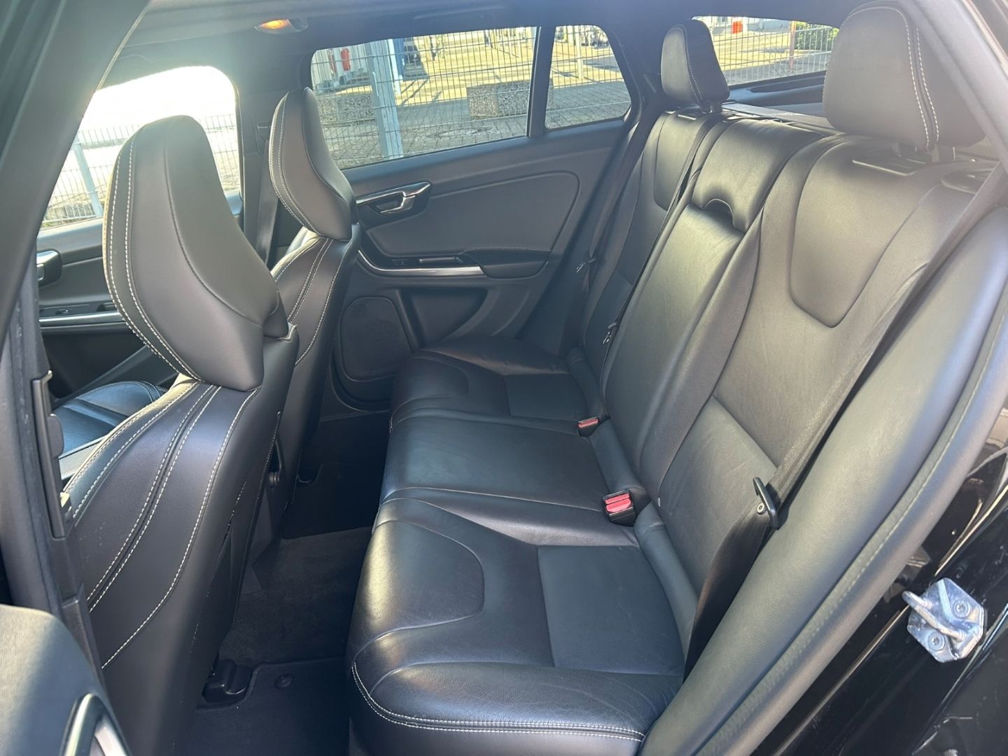 Fahrzeugabbildung Volvo V60 D3 Linje Svart Pano Leder digital SHZ H&R Ka