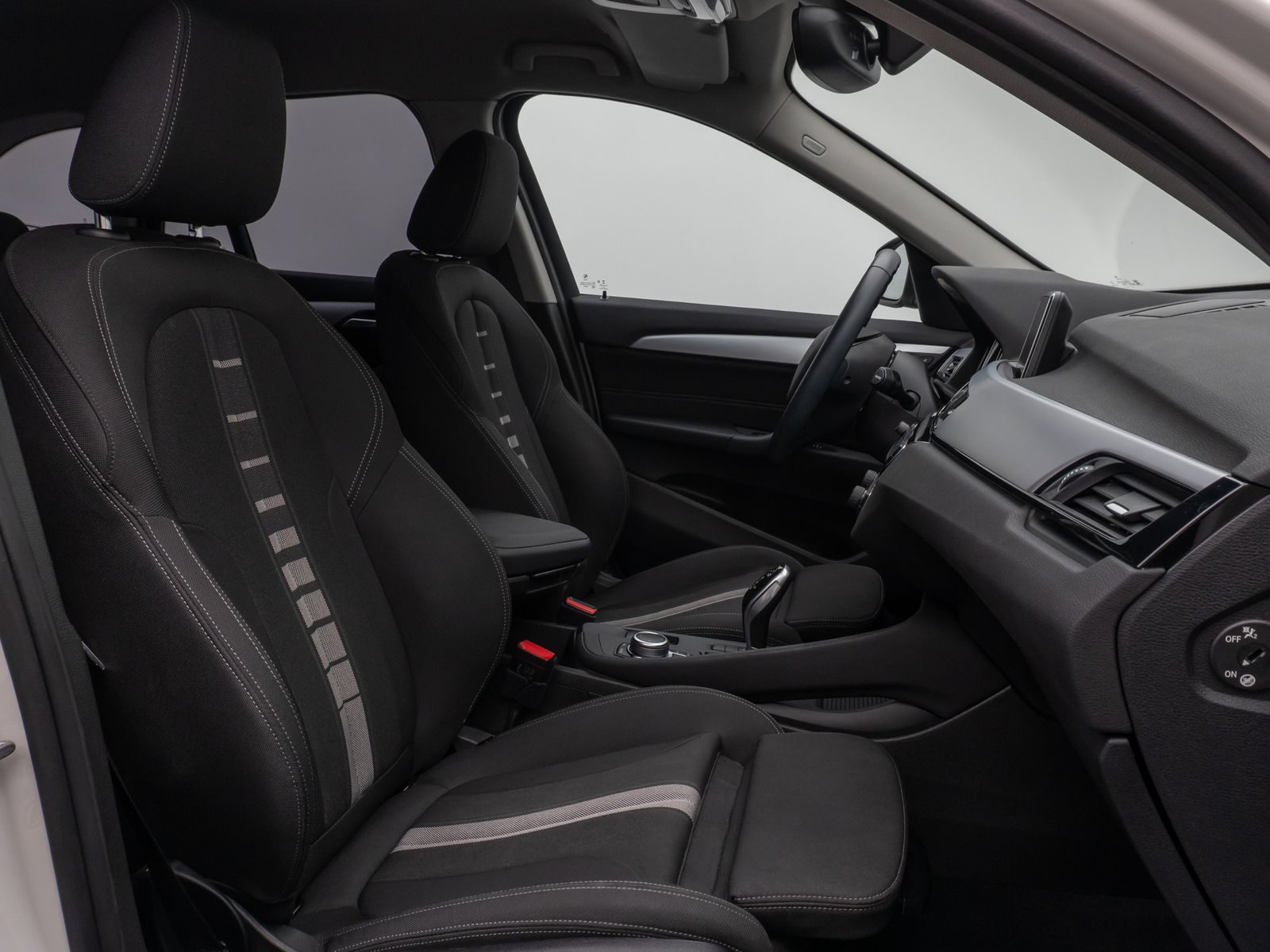 Fahrzeugabbildung BMW X1 sD18i Parkassistent DAB HiFi Navi LED Sport