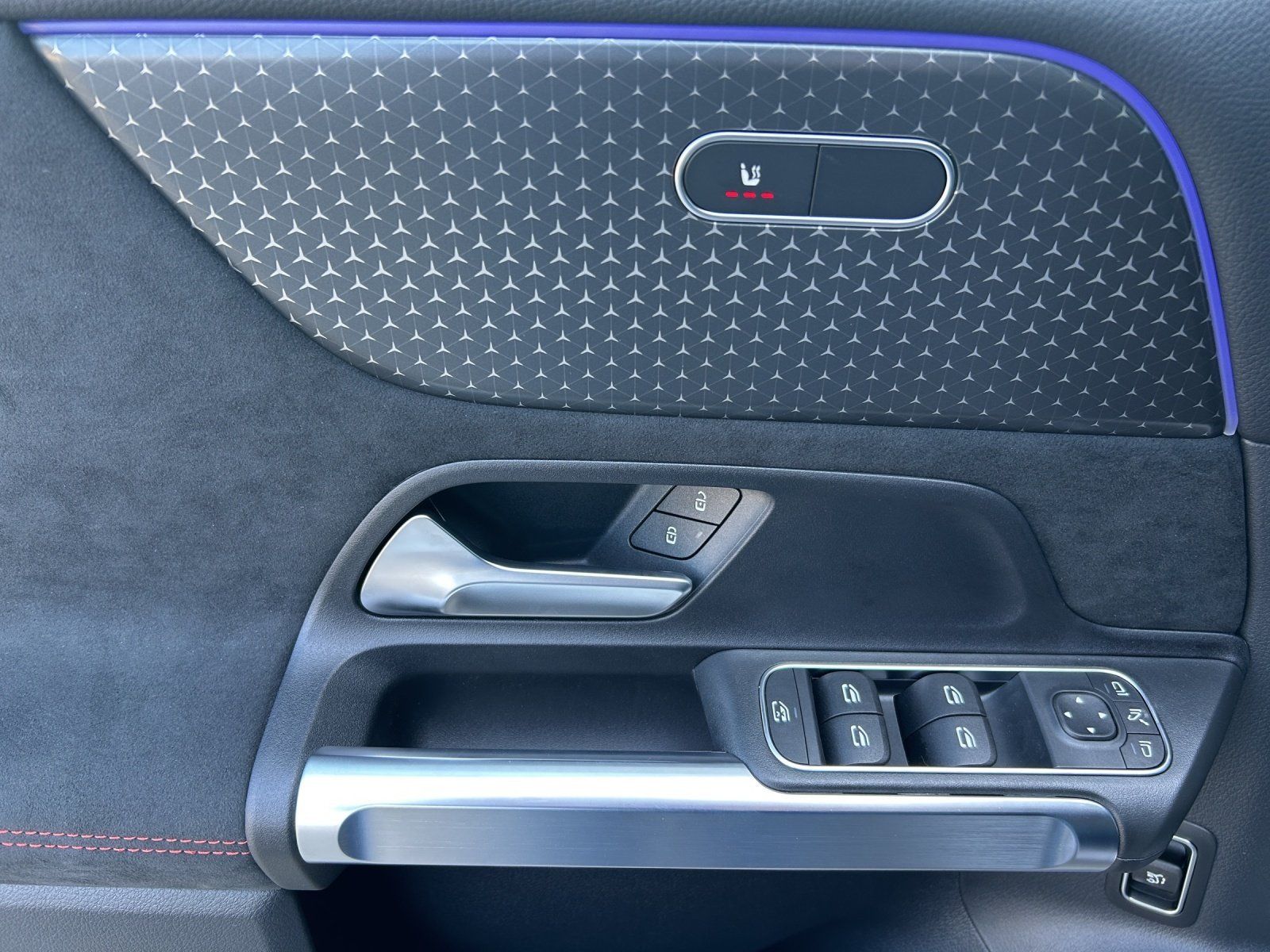 Fahrzeugabbildung Mercedes-Benz GLB 200 AMG 360° AHK KeyGo DISTRONIC Multibeam