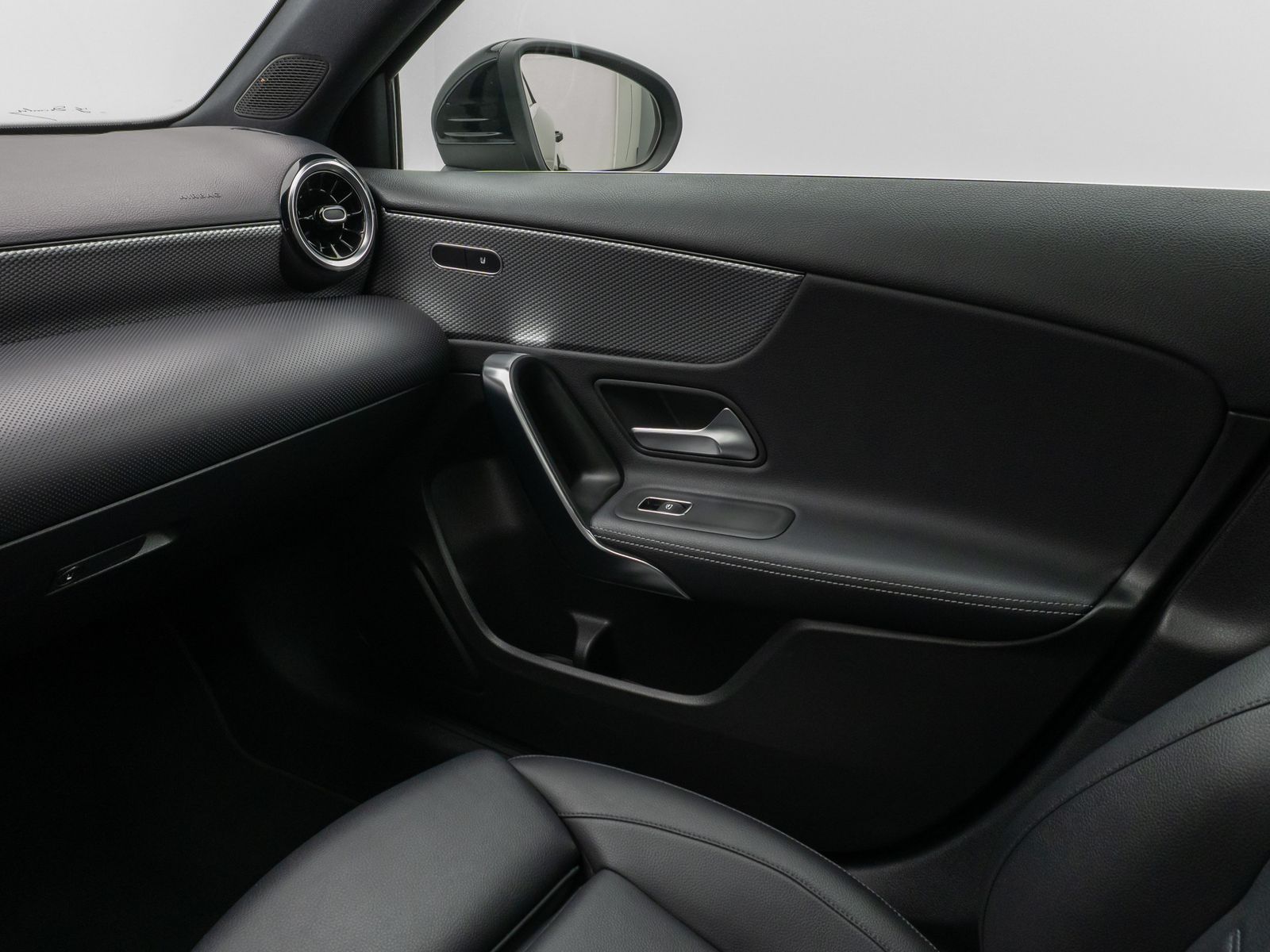 Fahrzeugabbildung Mercedes-Benz A 200 Navi PDC LED Sitzhzg Tempomat Sport 8fach