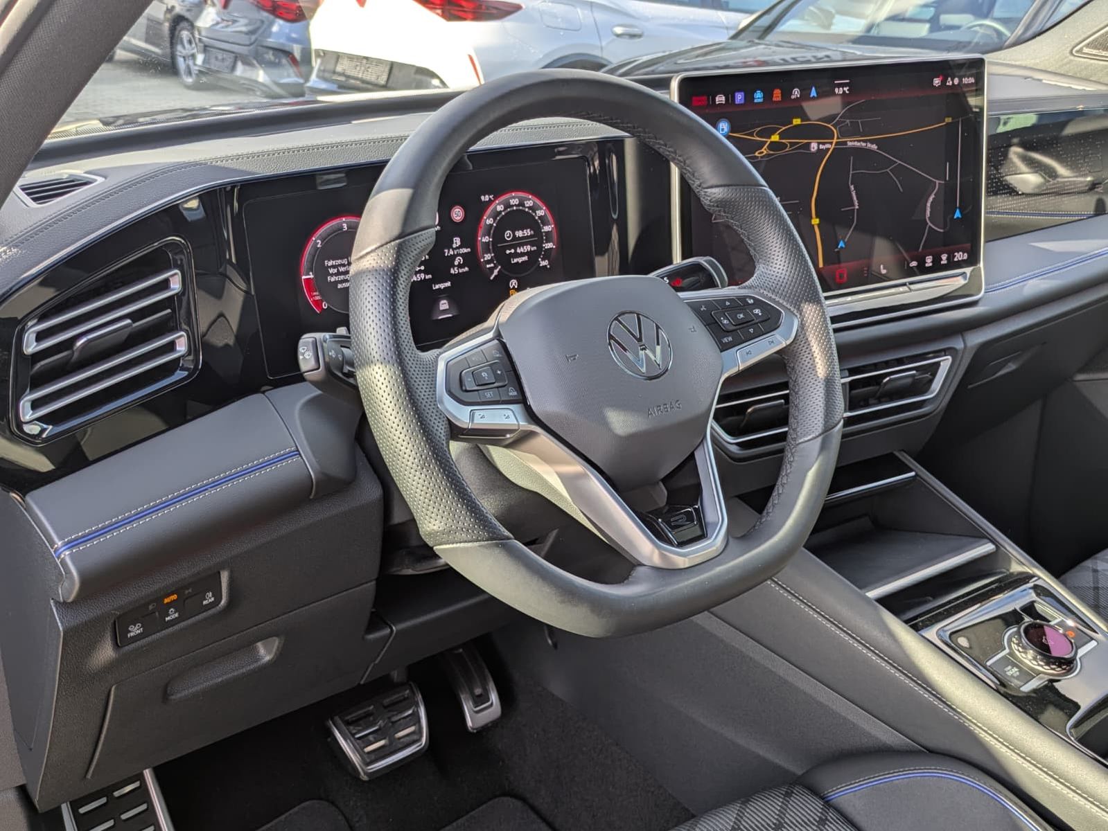 Fahrzeugabbildung Volkswagen Tiguan 2.0 TDI 4M R-Line PANO*H&K*AHK*MATRIX*20"