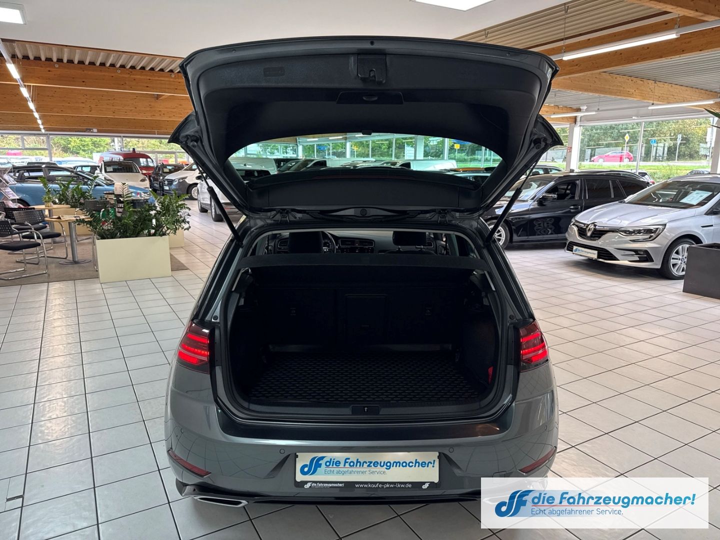 Fahrzeugabbildung Volkswagen Golf VII Highline R-Line Sportpaket Navi LED ACC