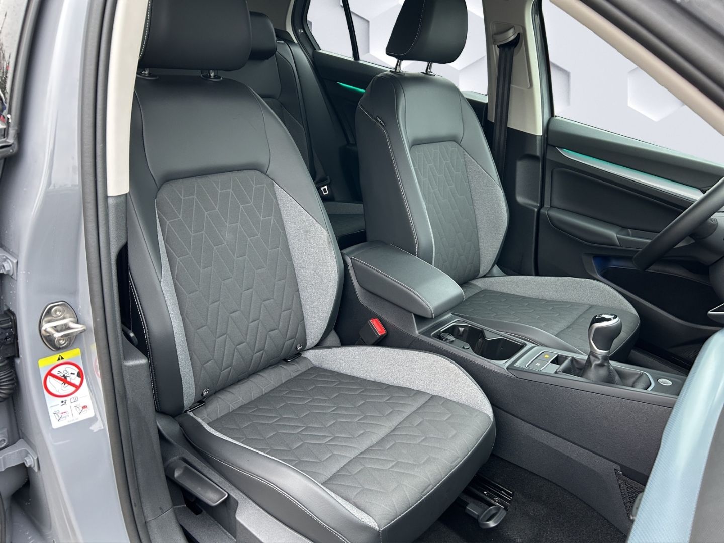 Golf VIII 1.5 TSI Schalter 85kW LED AHZV App-Con