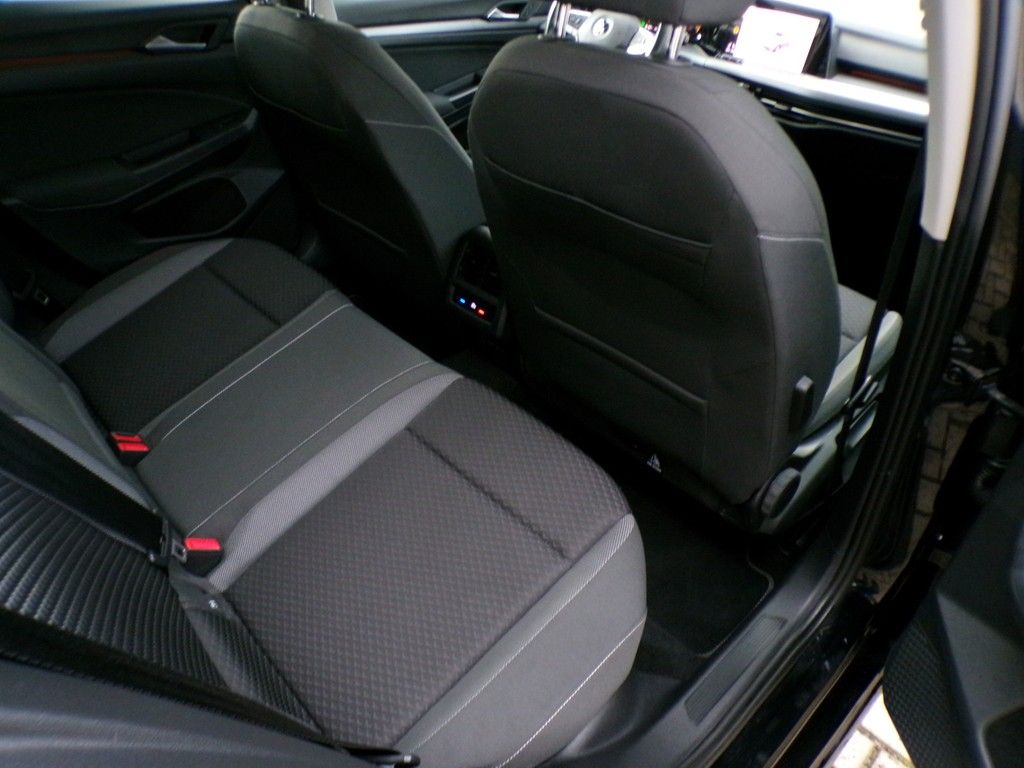 Fahrzeugabbildung Volkswagen Golf VIII 1.5 eTSI DSG Active *AHK*Matrix*NAVI*A