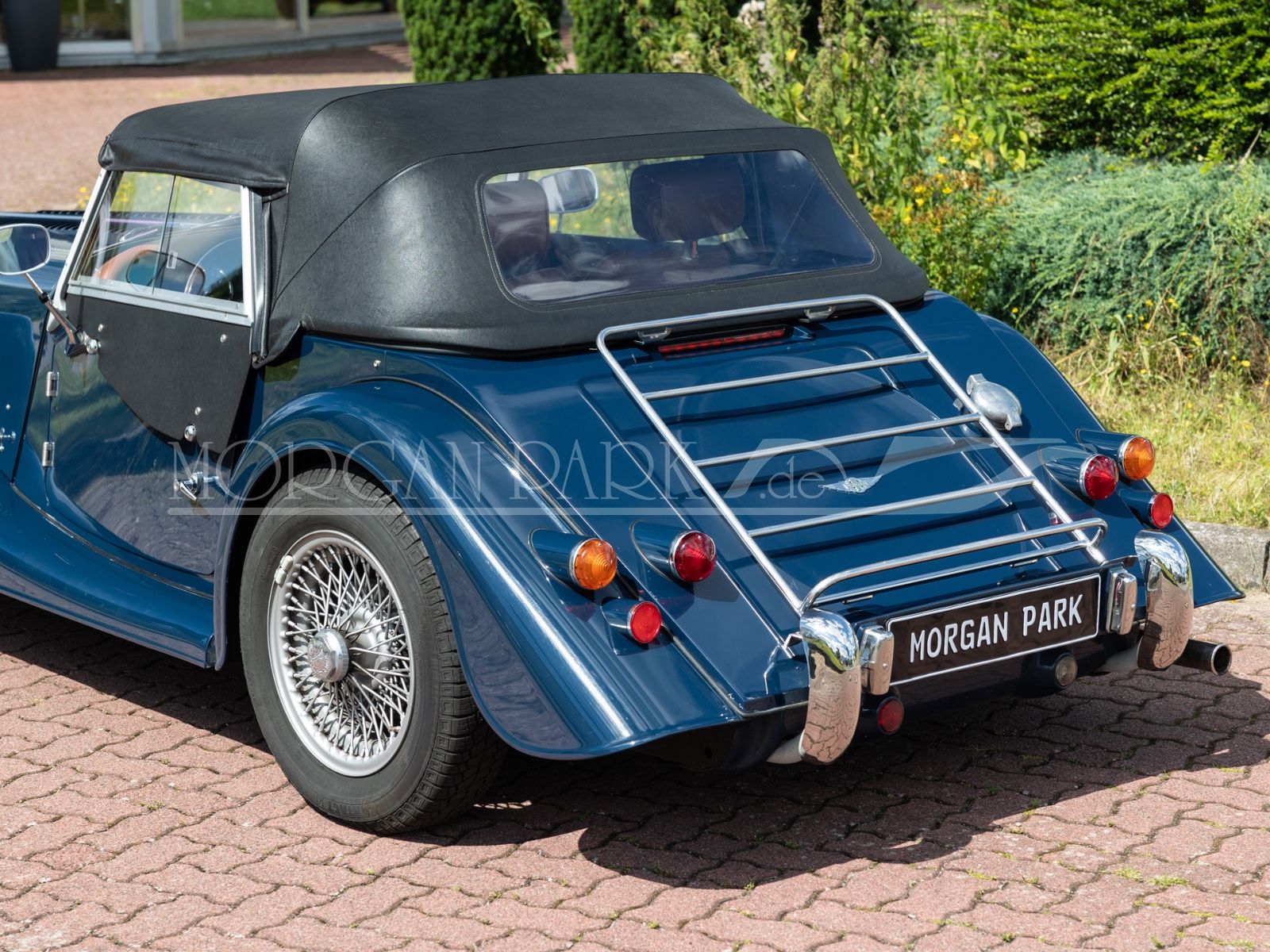 Fahrzeugabbildung Morgan 4/4 *Sport Blue / Yarwood Honey*