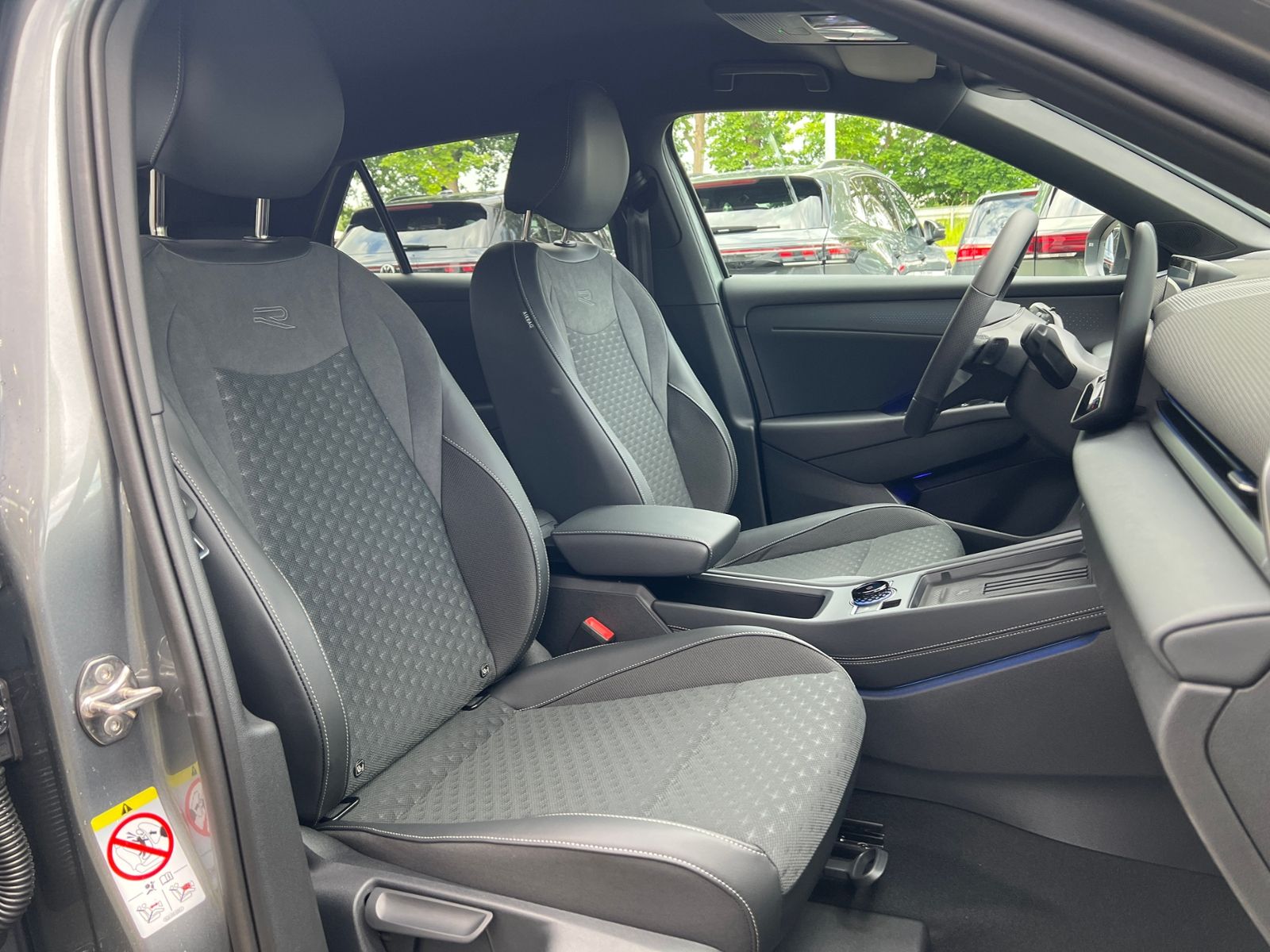 Fahrzeugabbildung Volkswagen T-Roc R-Line 1.5 eTSI DSG *AHK, LED, ACC, 18"-LM